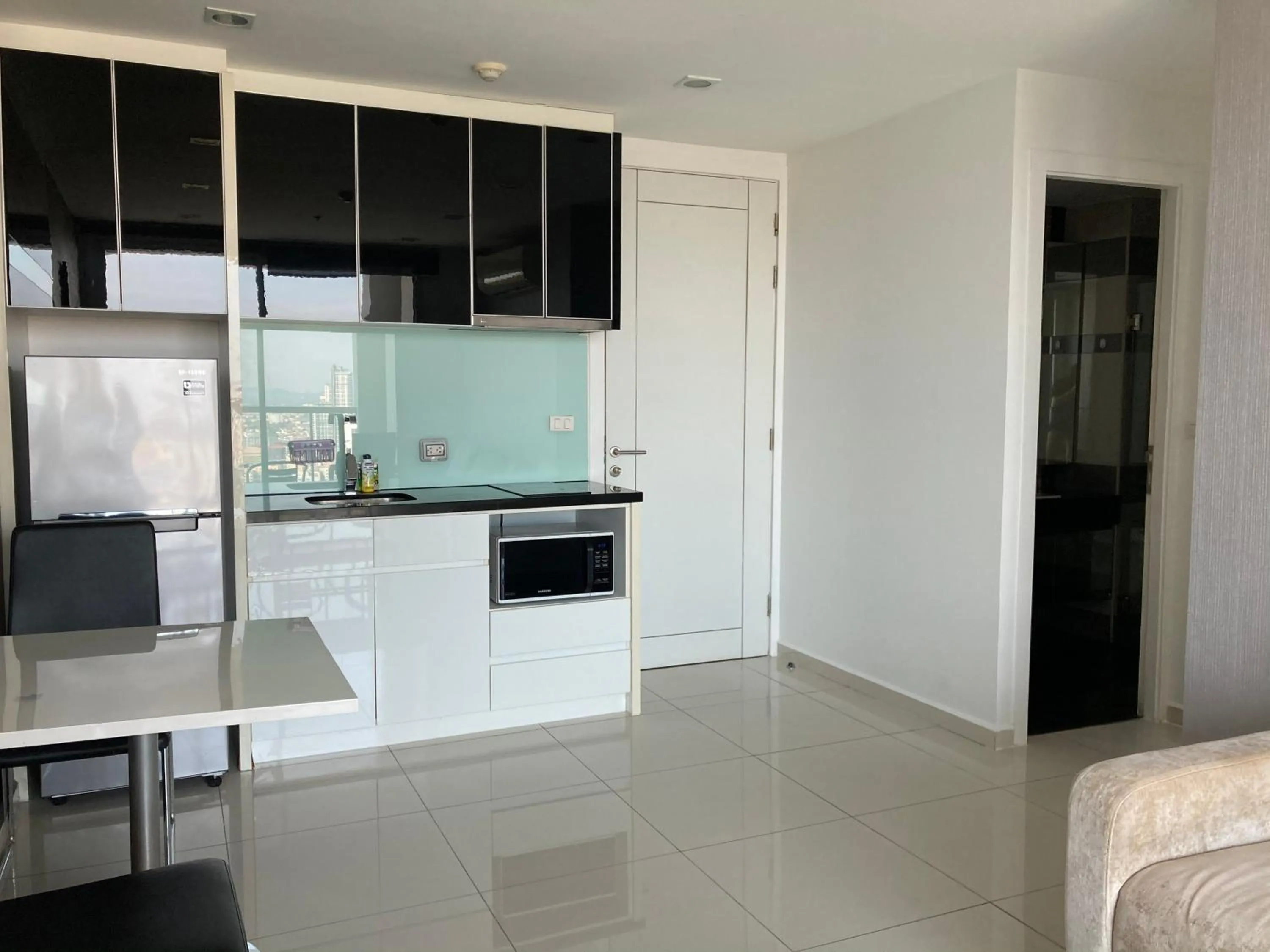 Kitchen or kitchenette in Vision Pratumnak By Pattaya Sunny Rentals