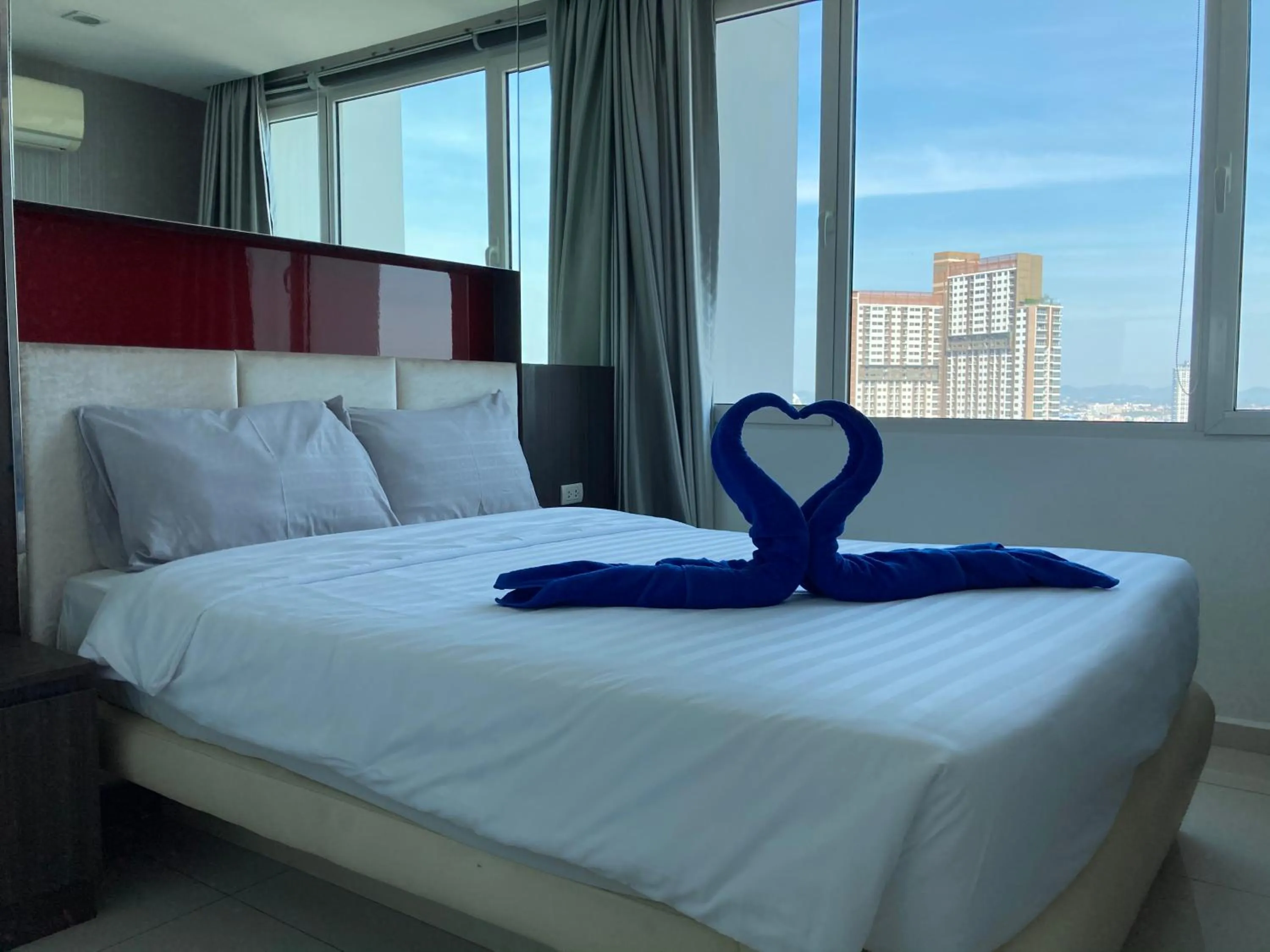 Bedroom, Bed in Vision Pratumnak By Pattaya Sunny Rentals