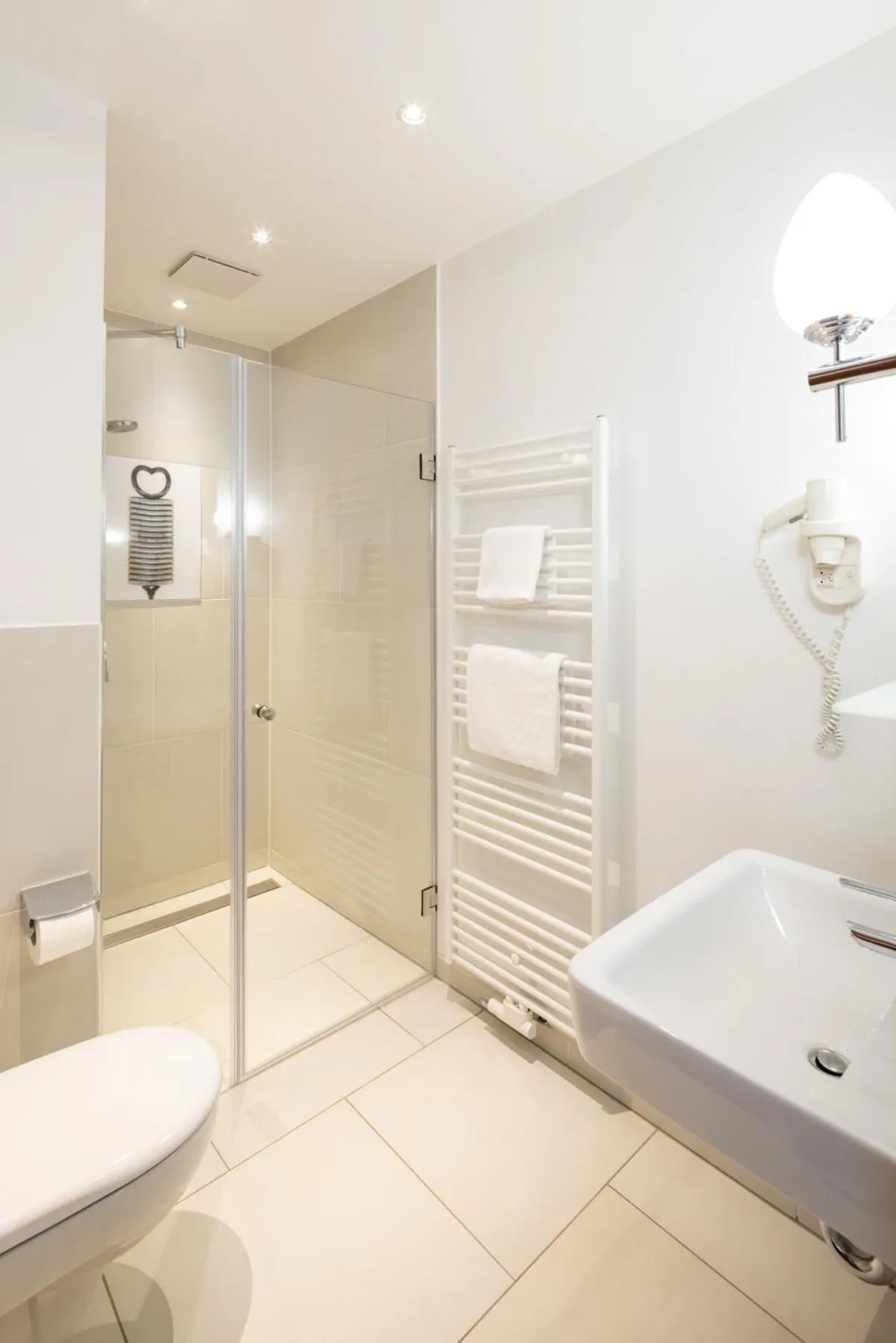 Shower in Schloss Hertefeld & Hertefeldhof