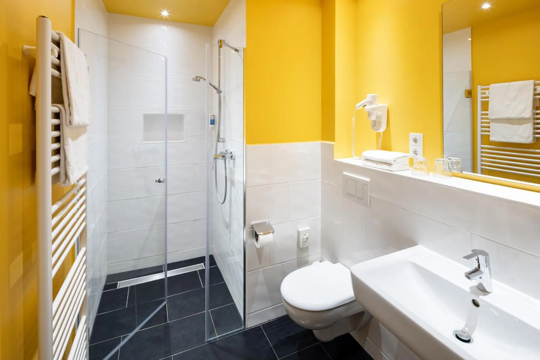 Shower in Schloss Hertefeld & Hertefeldhof