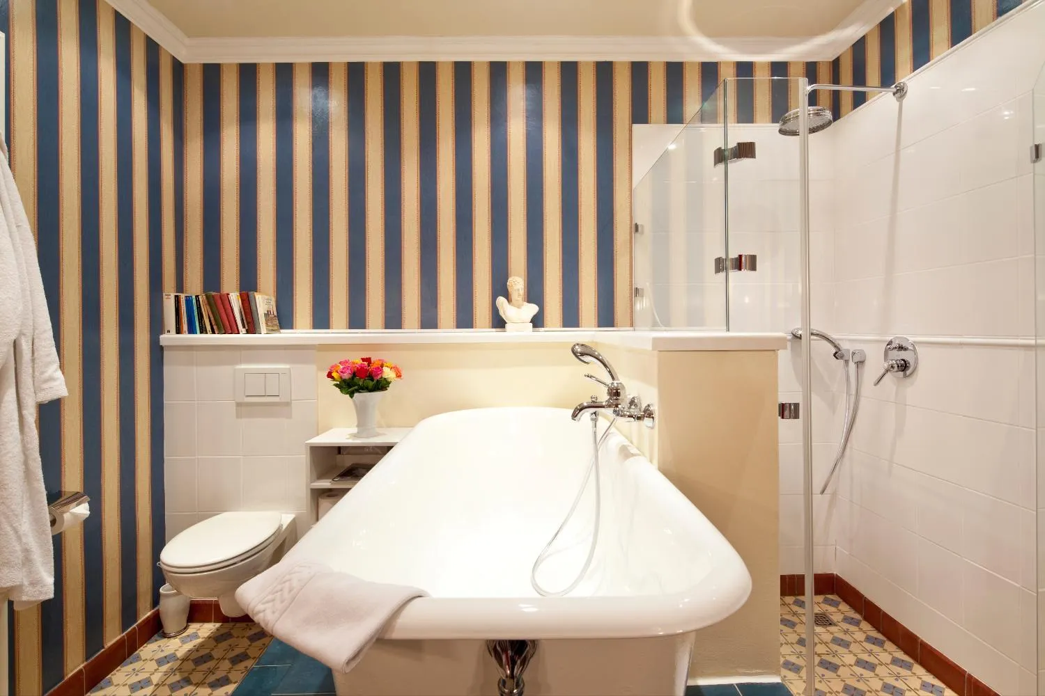 Shower in Schloss Hertefeld & Hertefeldhof