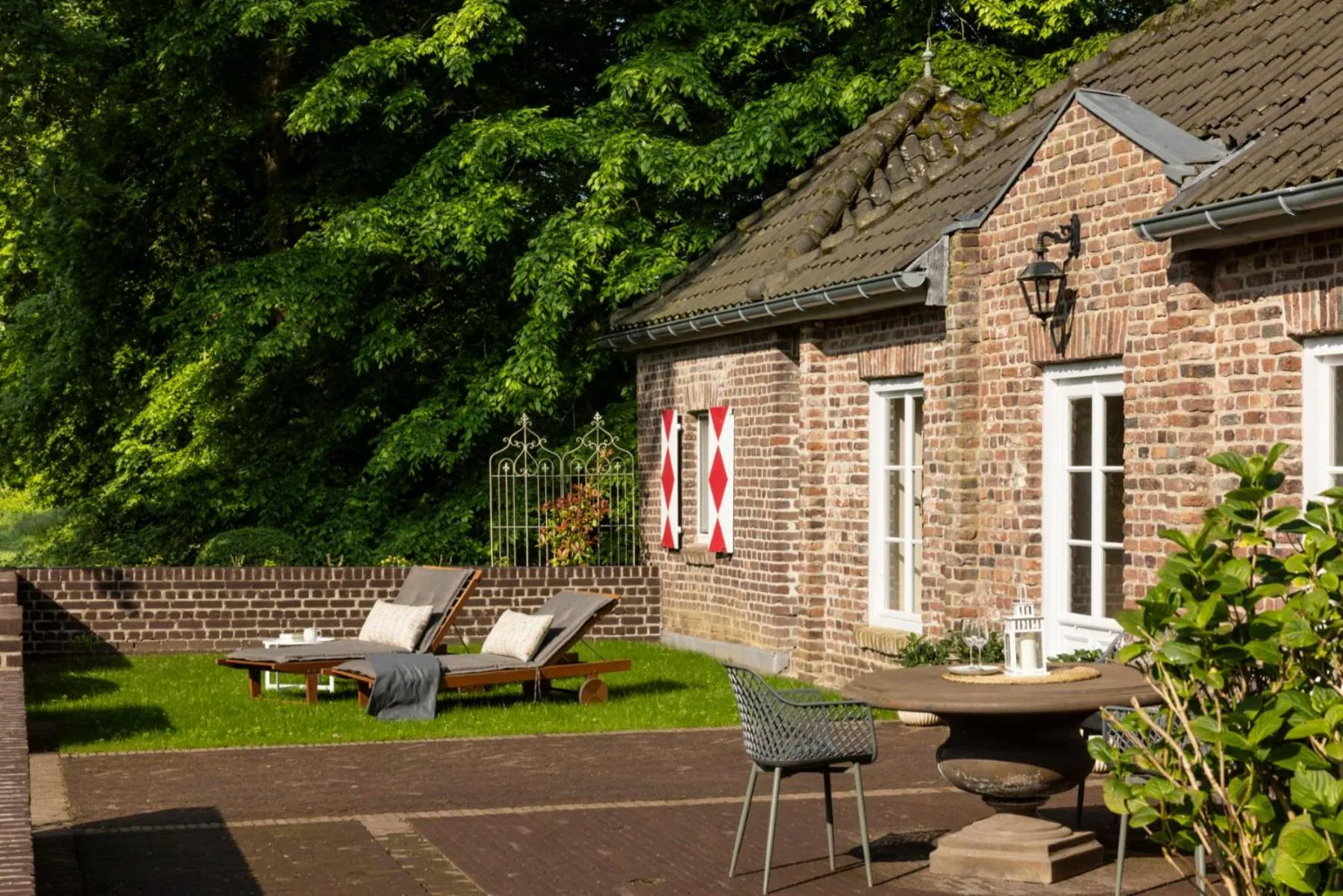 Property building in Schloss Hertefeld & Hertefeldhof