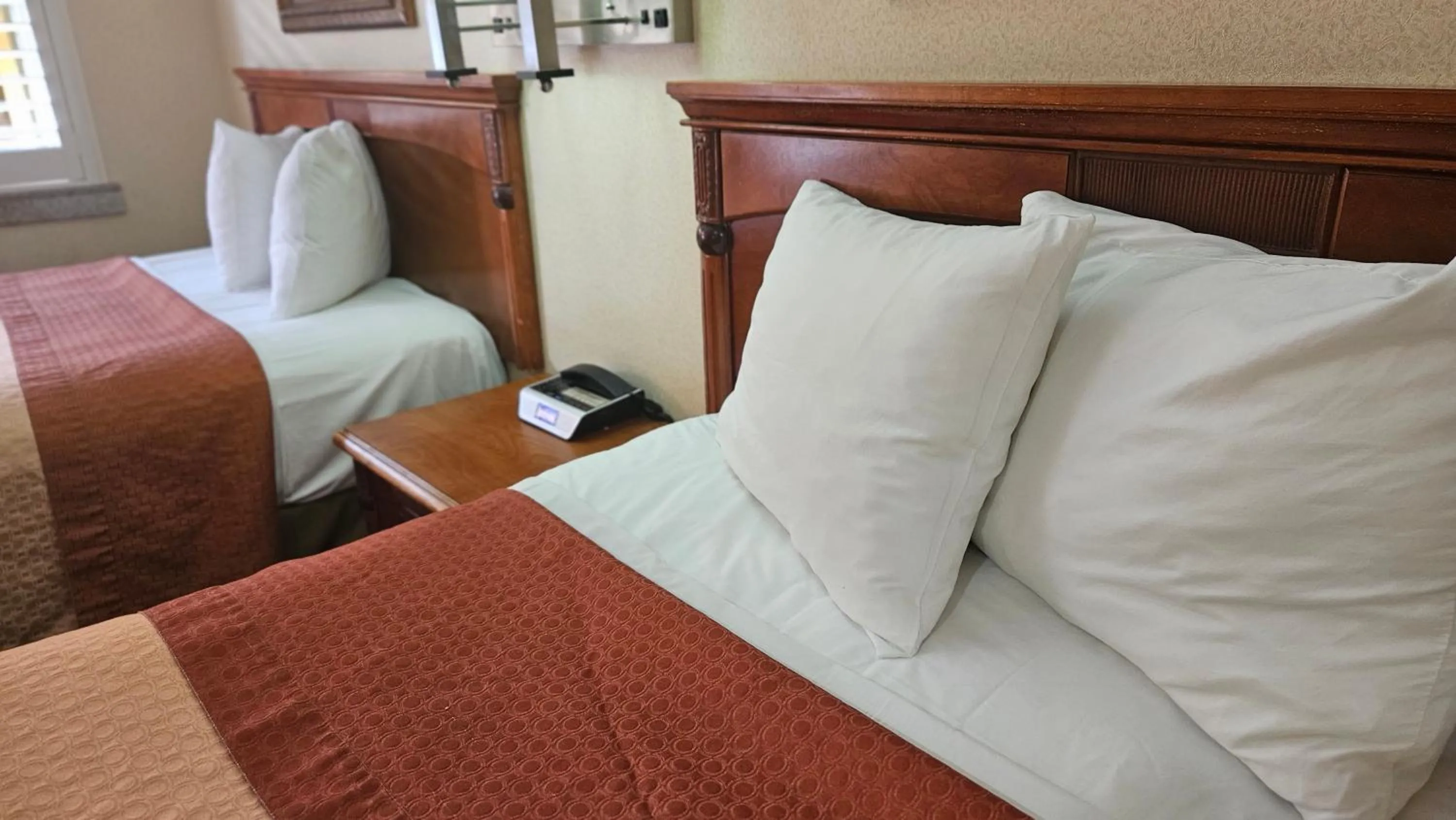 Bed in Geary Parkway Motel