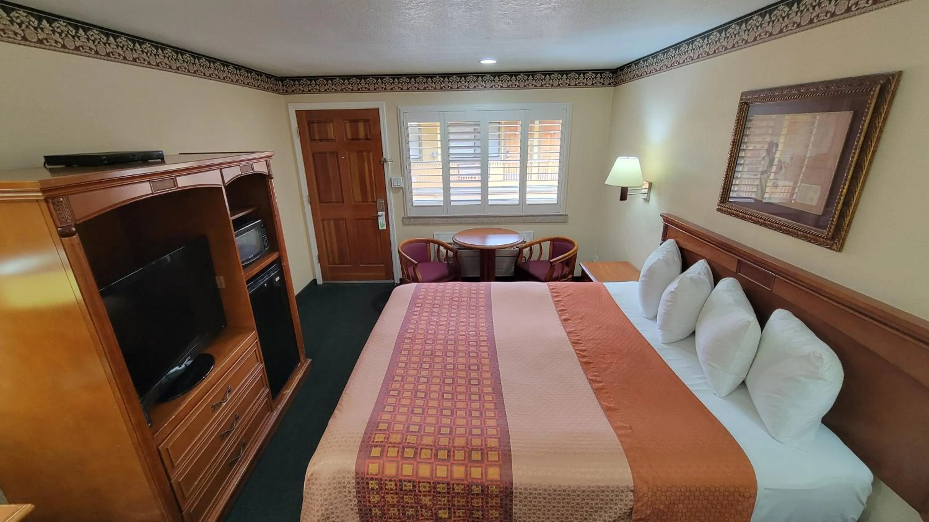 TV and multimedia in Geary Parkway Motel