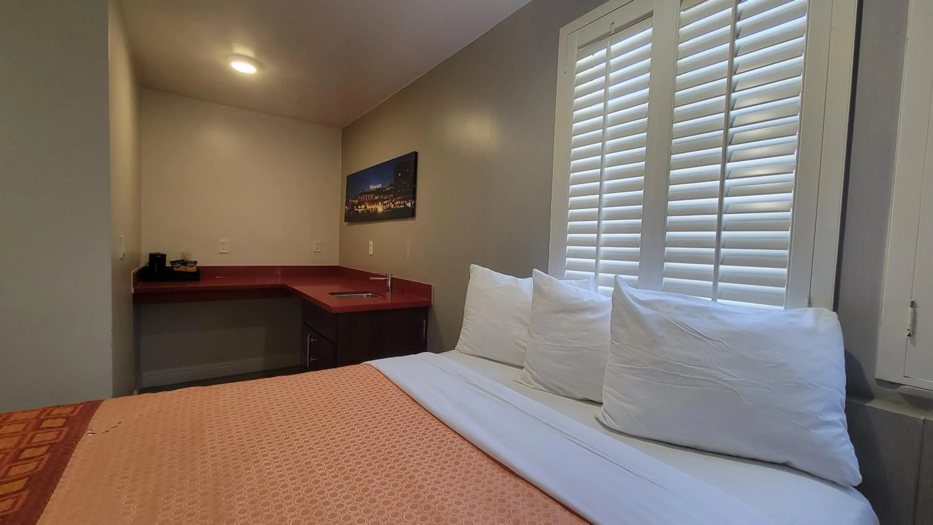 Bed in Presidio Parkway Inn