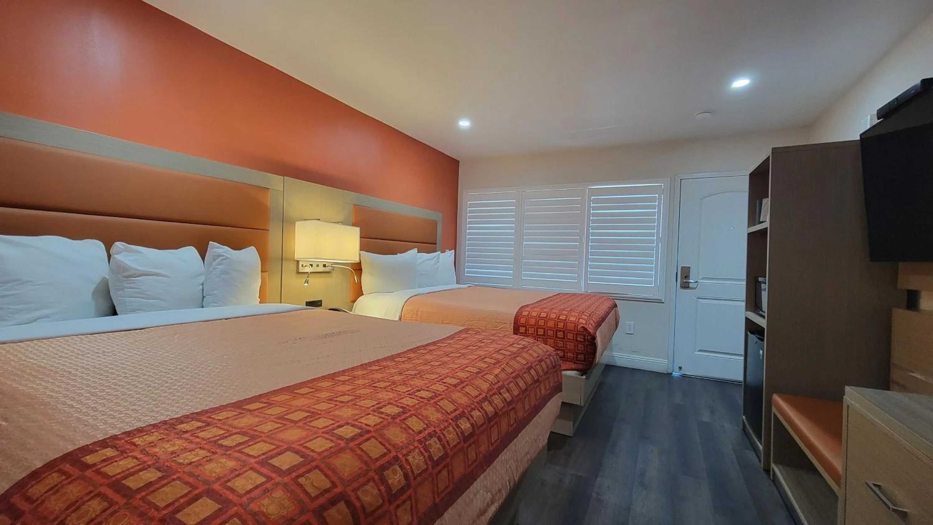 Bed in Presidio Parkway Inn