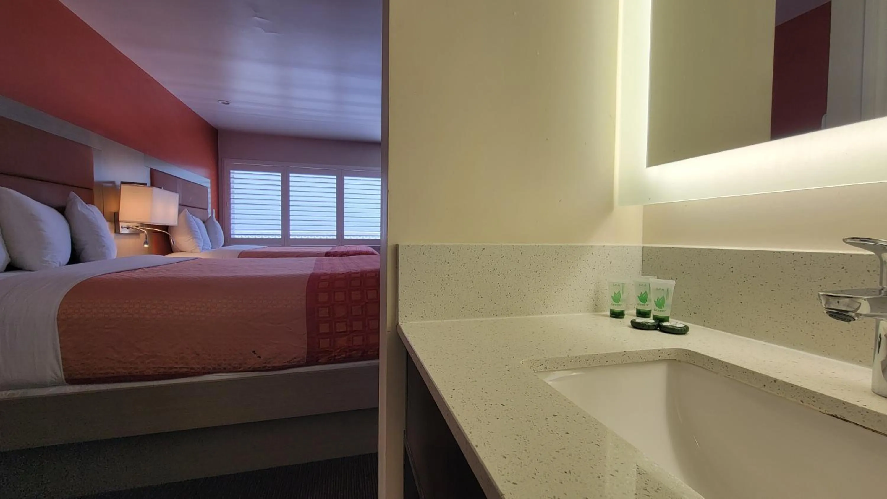 Bedroom, Bed in Presidio Parkway Inn