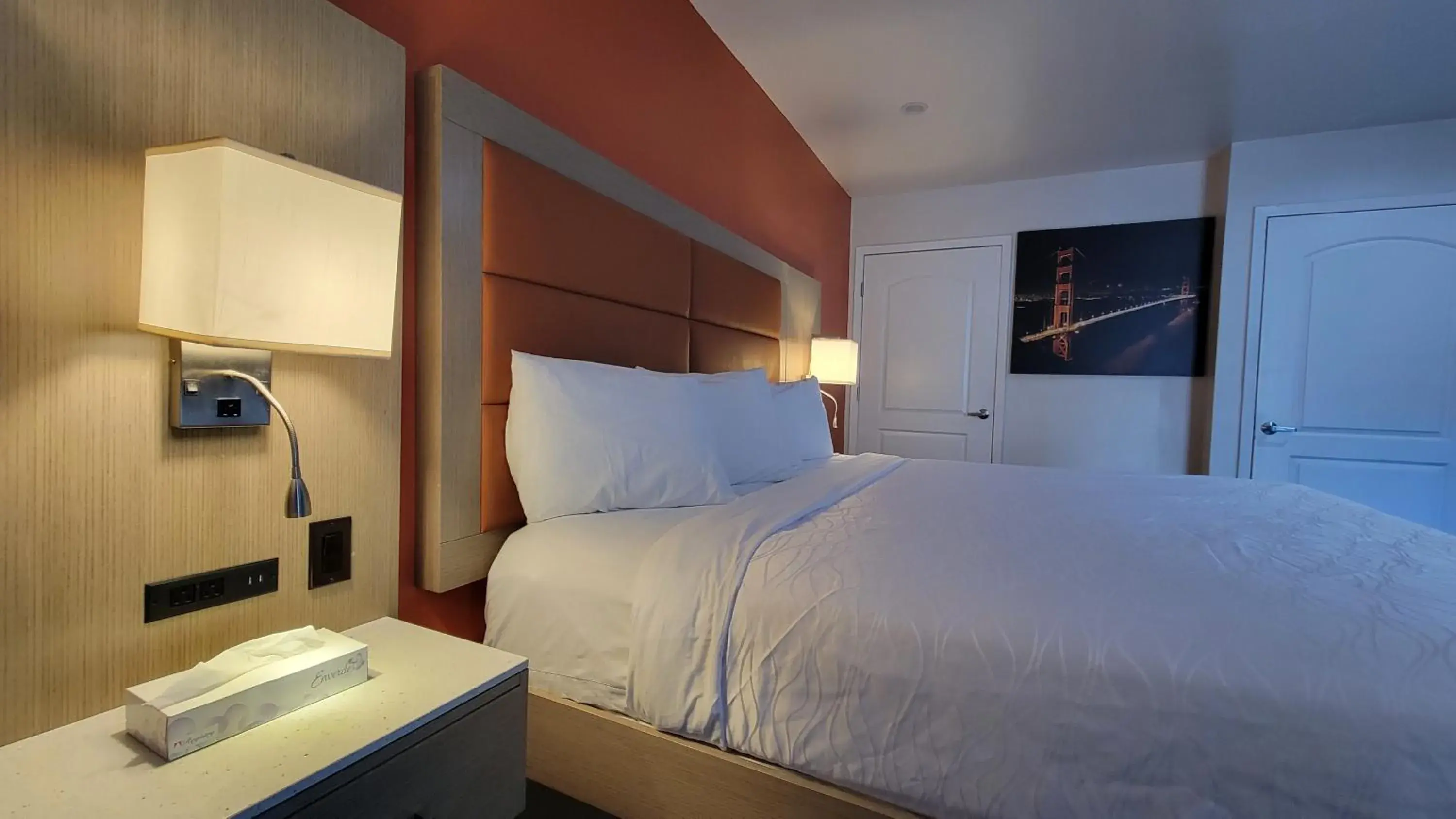 Bed in Presidio Parkway Inn Bed in Presidio Parkway Inn