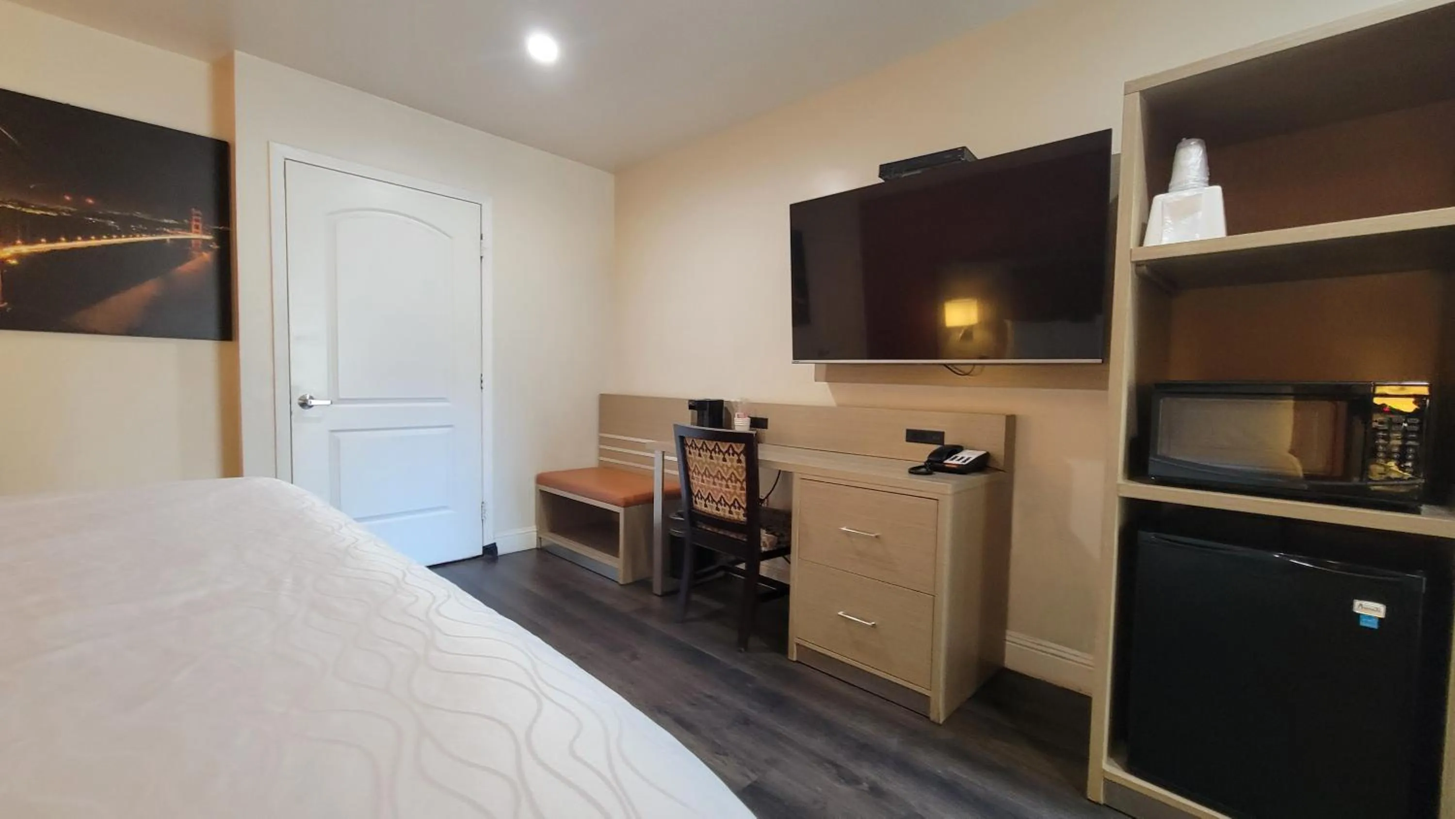 Bed in Presidio Parkway Inn