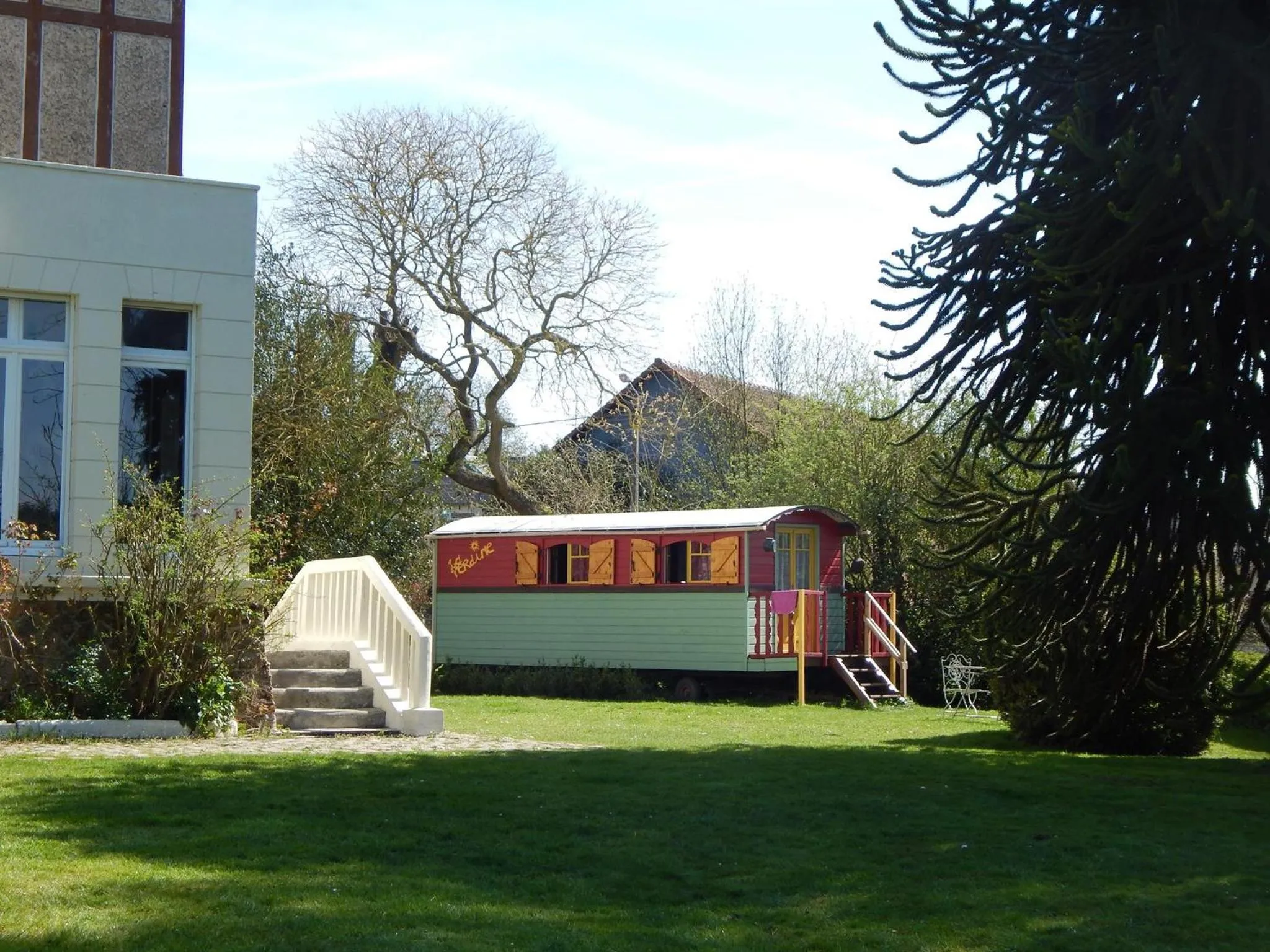 Property building in Roulotte La Verdine