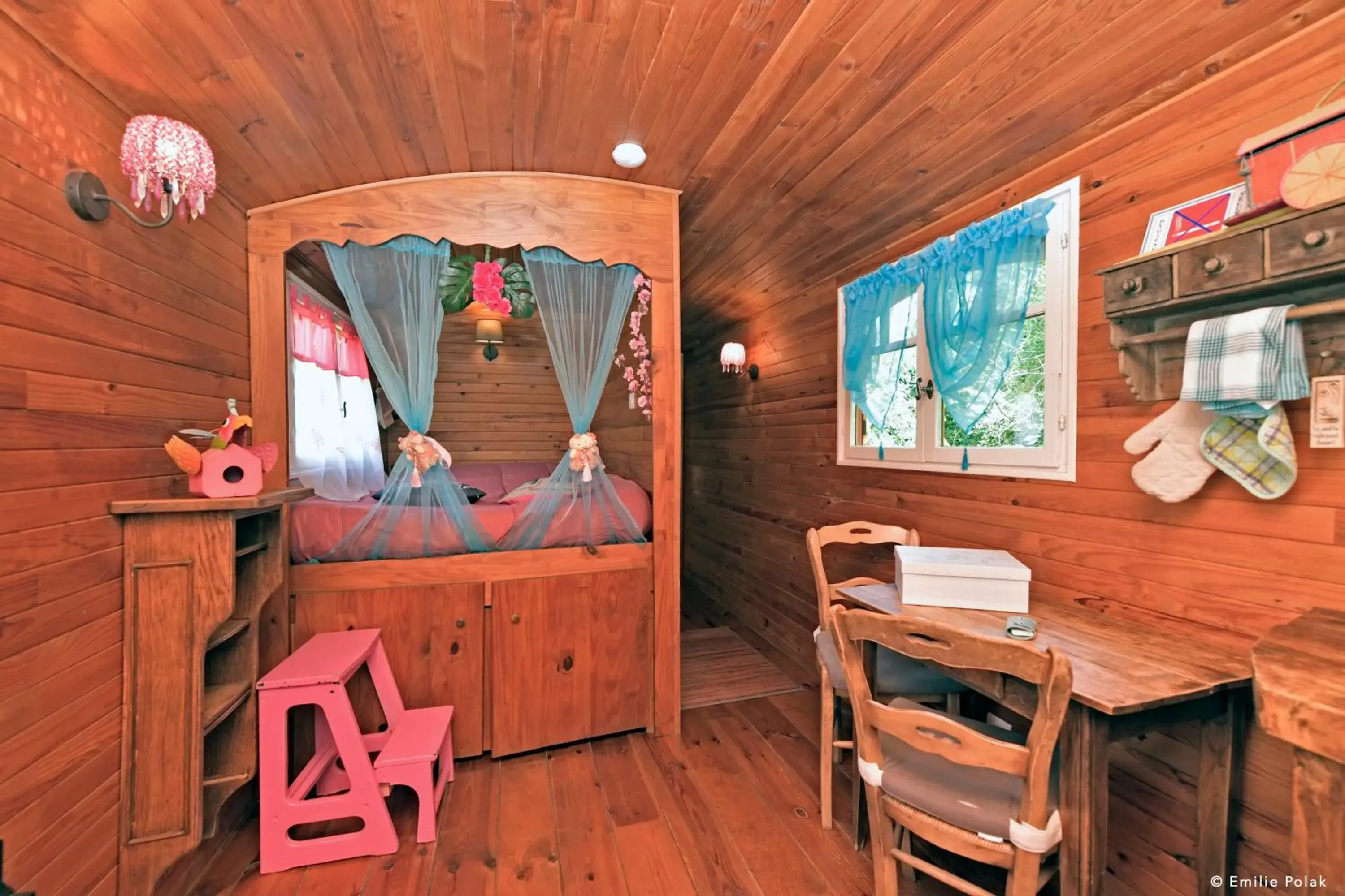 Double Room with Private External Bathroom in Roulotte La Verdine Double Room with Private External Bathroom in Roulotte La Verdine