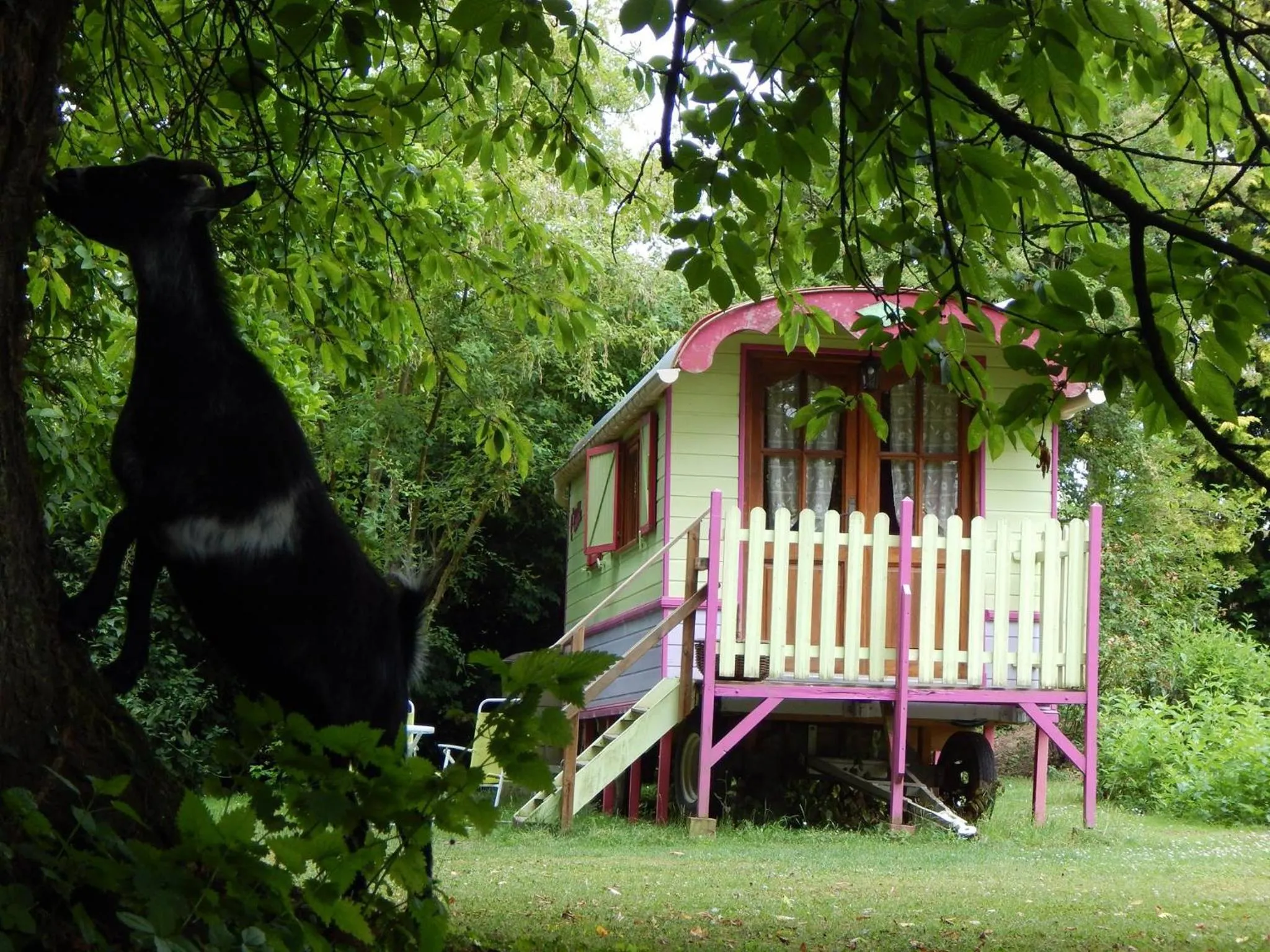 Property building in Roulotte La Verdine