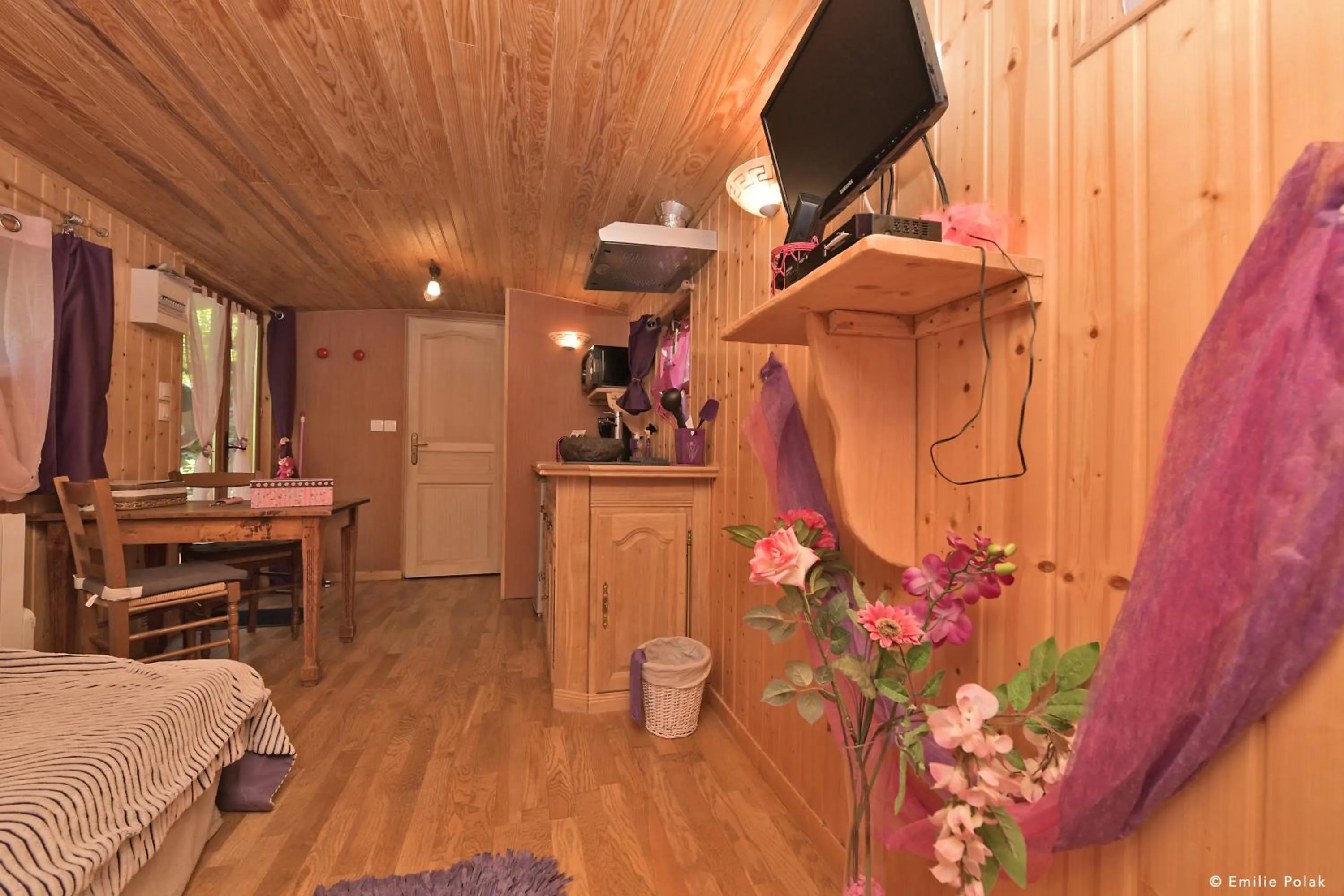 Seating area, Bed in Roulotte La Verdine