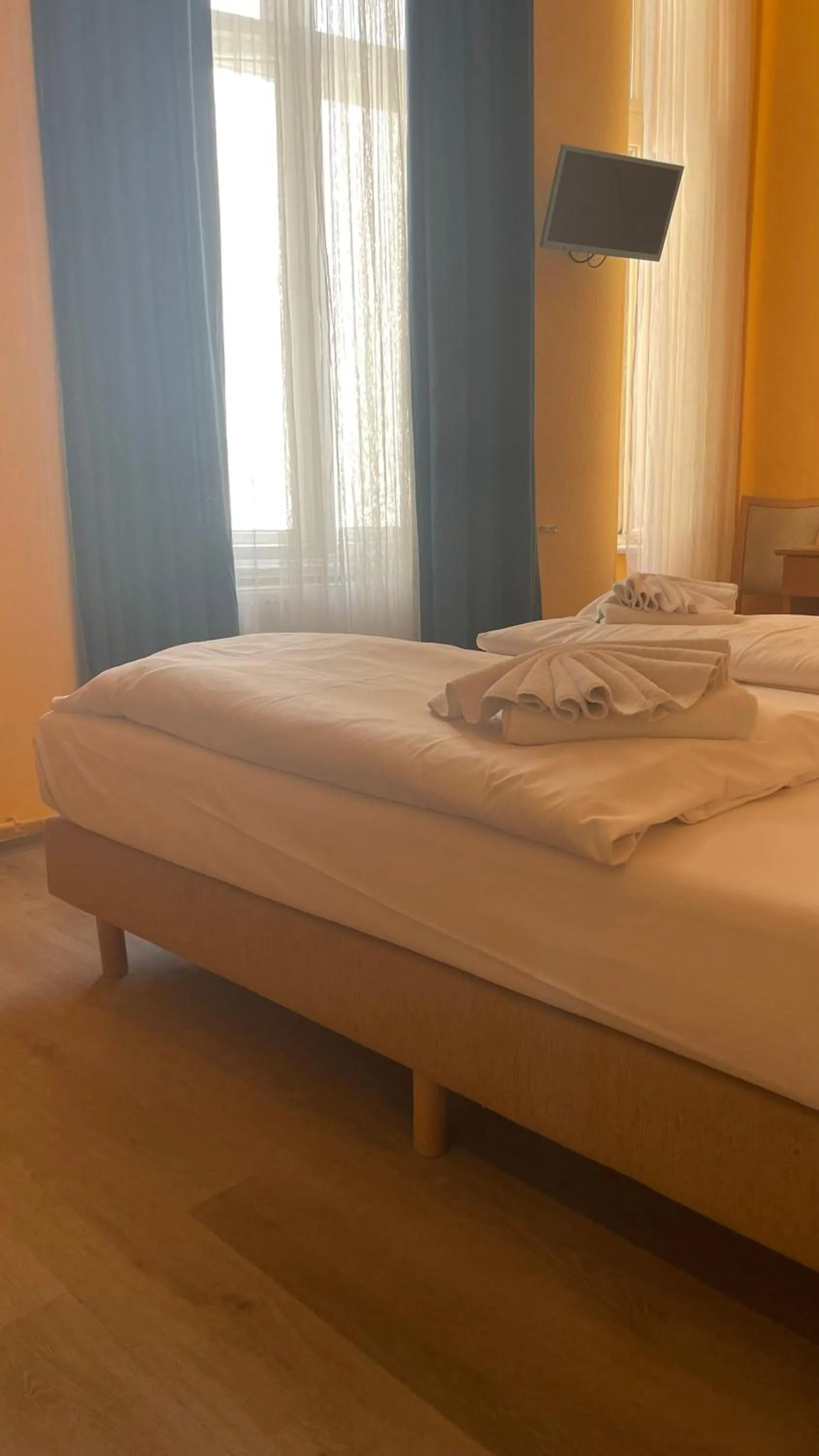 Photo of the whole room, Bed in Hotel Spreewitz am Kurfürstendamm