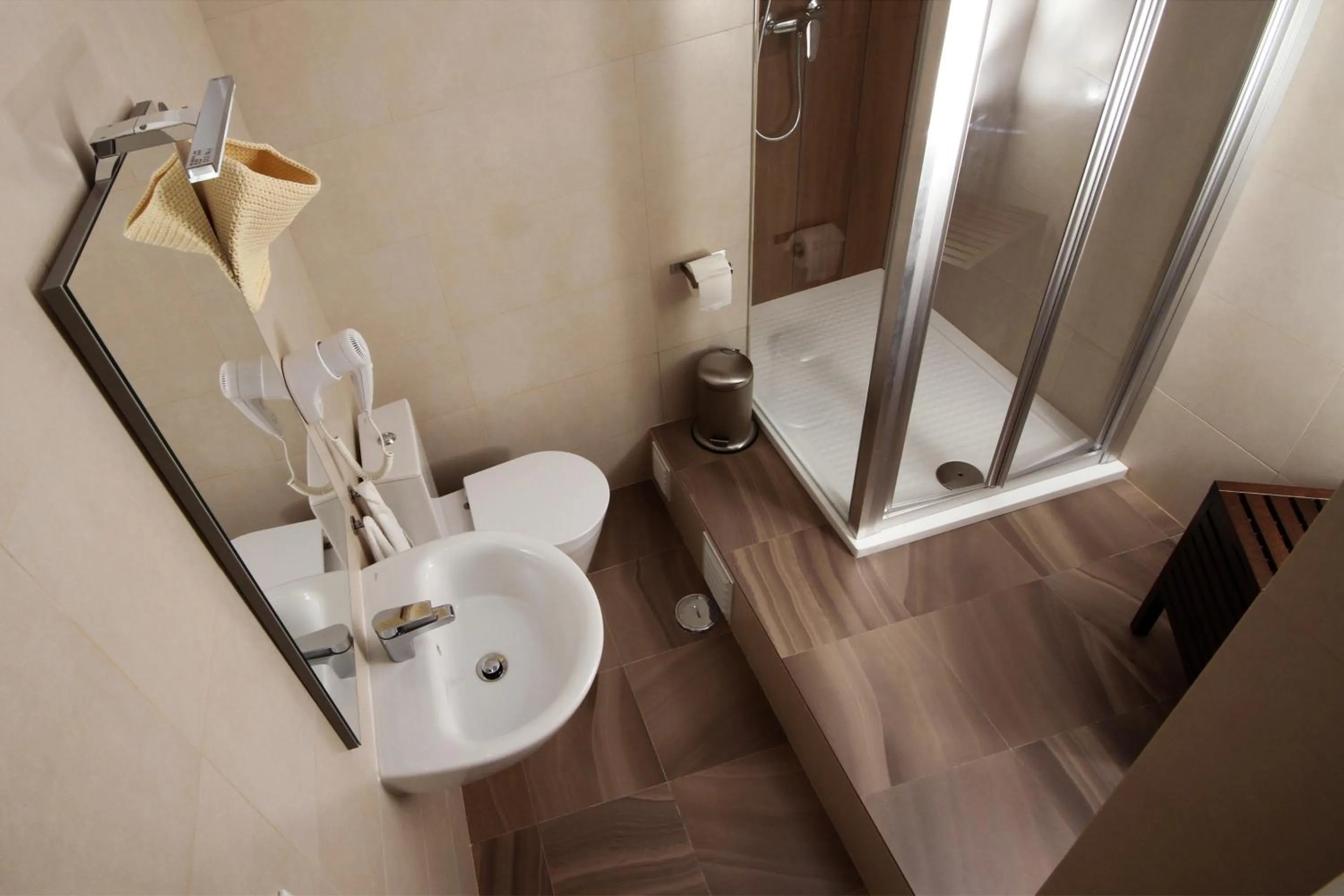 Shower in Alfama Right Point