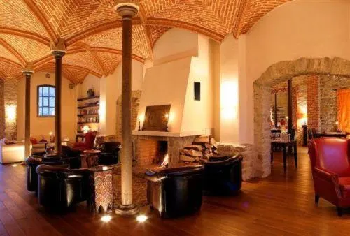 Communal lounge/ TV room in Hotel Burg Wanzleben