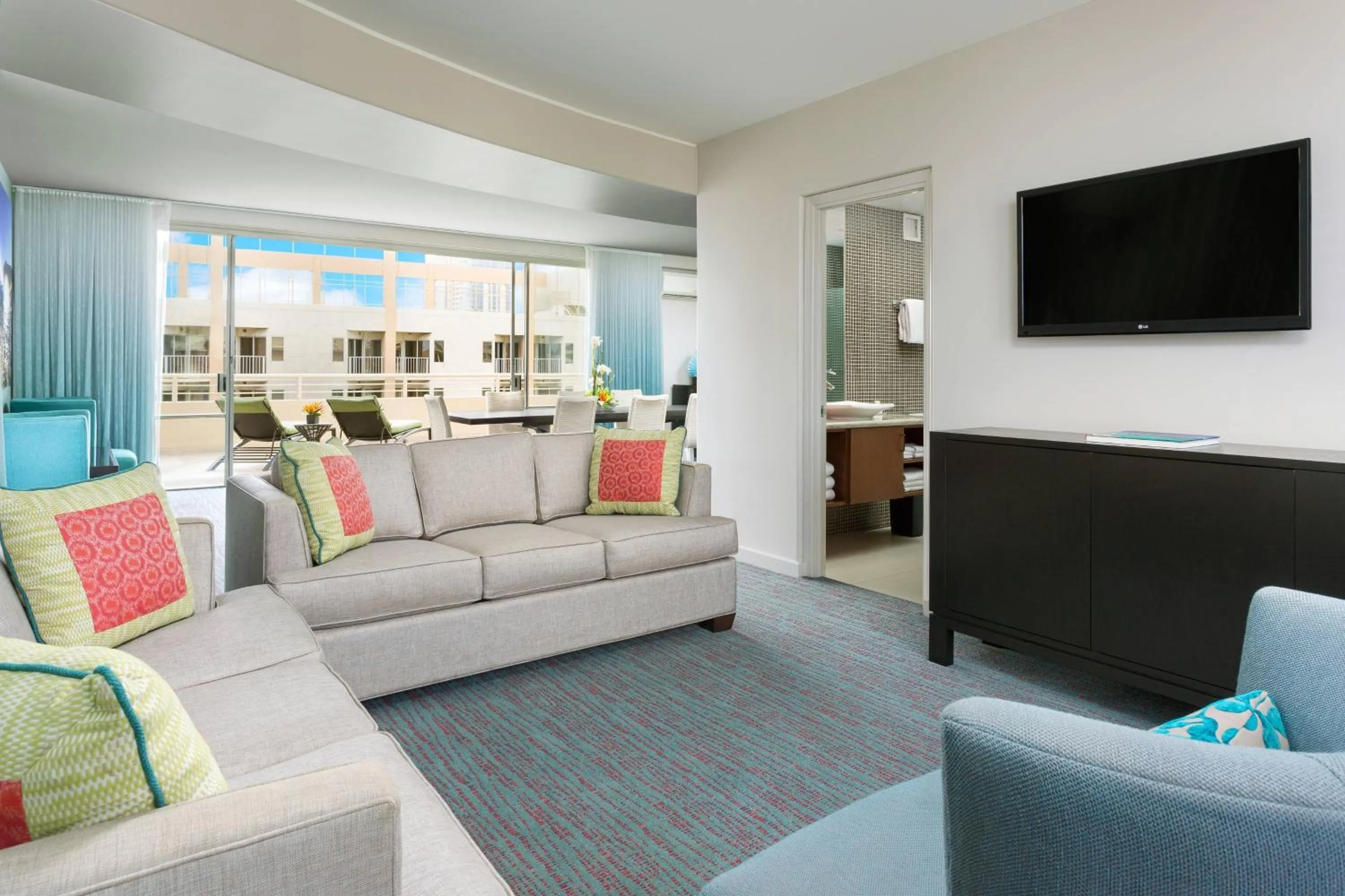 Living room in Courtyard by Marriott Waikiki Beach