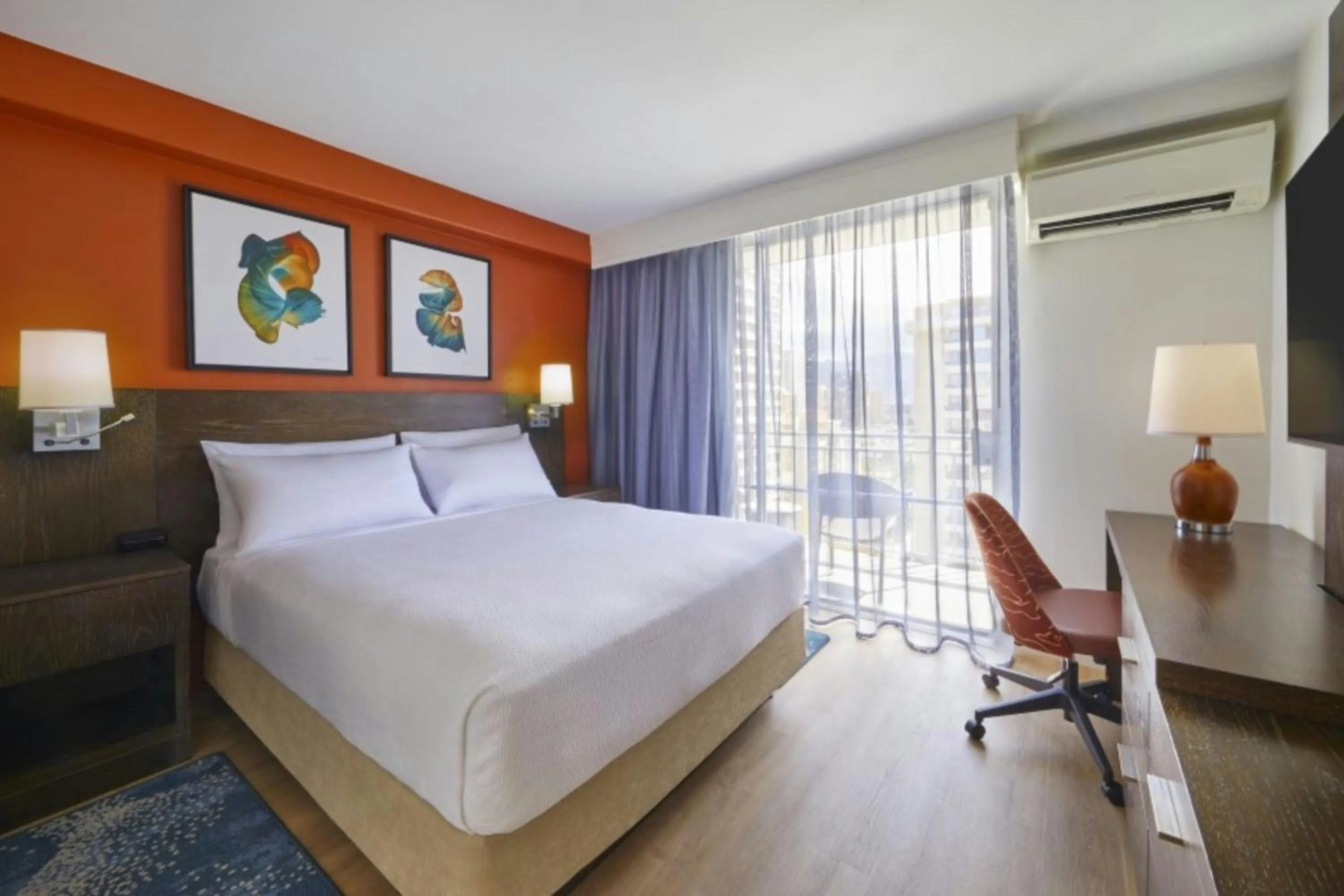 Photo of the whole room, Bed in Courtyard by Marriott Waikiki Beach