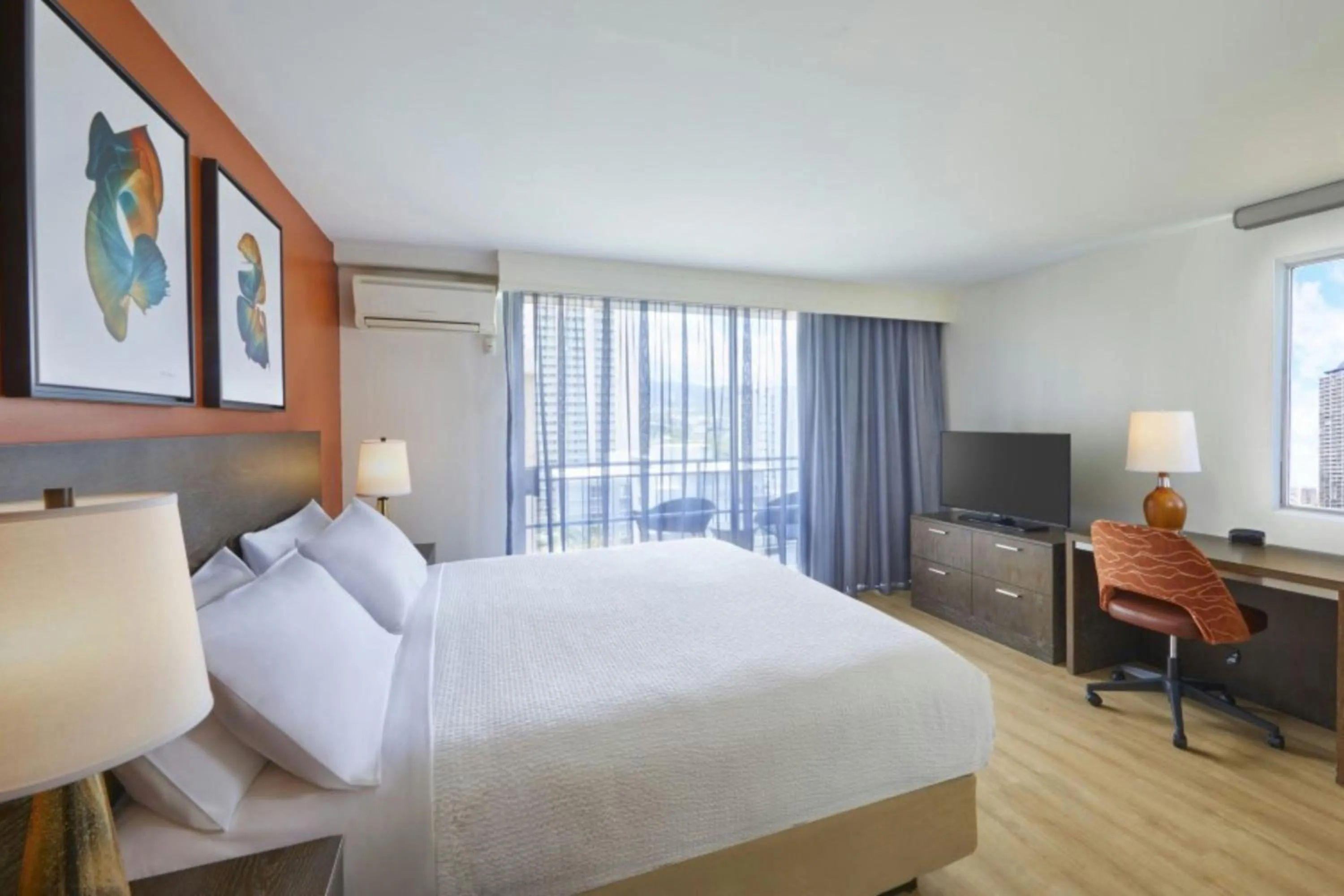 Photo of the whole room, Bed in Courtyard by Marriott Waikiki Beach