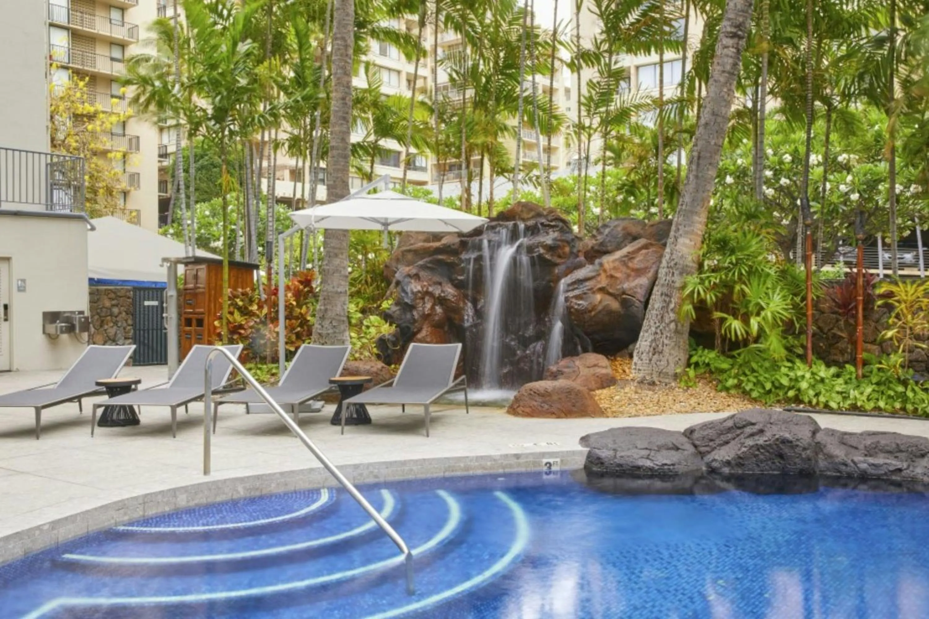 Swimming pool in Courtyard by Marriott Waikiki Beach