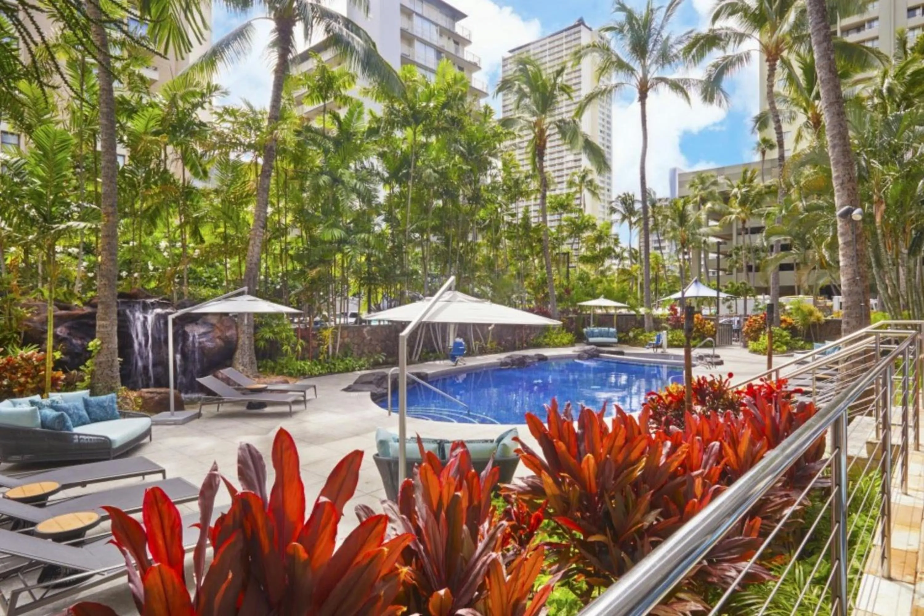 Swimming pool in Courtyard by Marriott Waikiki Beach