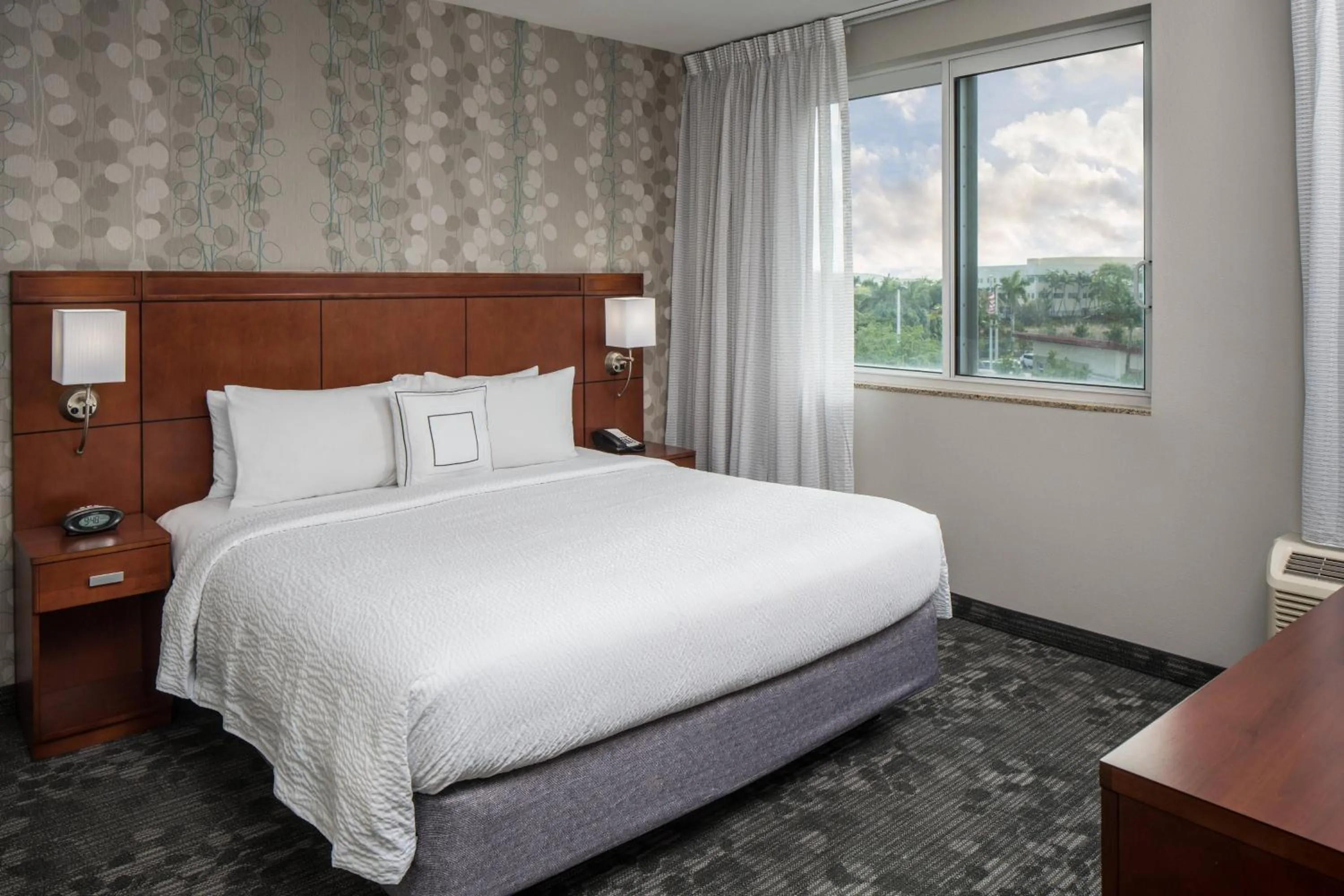 Bedroom, Bed in Courtyard by Marriott Miami West/FL Turnpike
