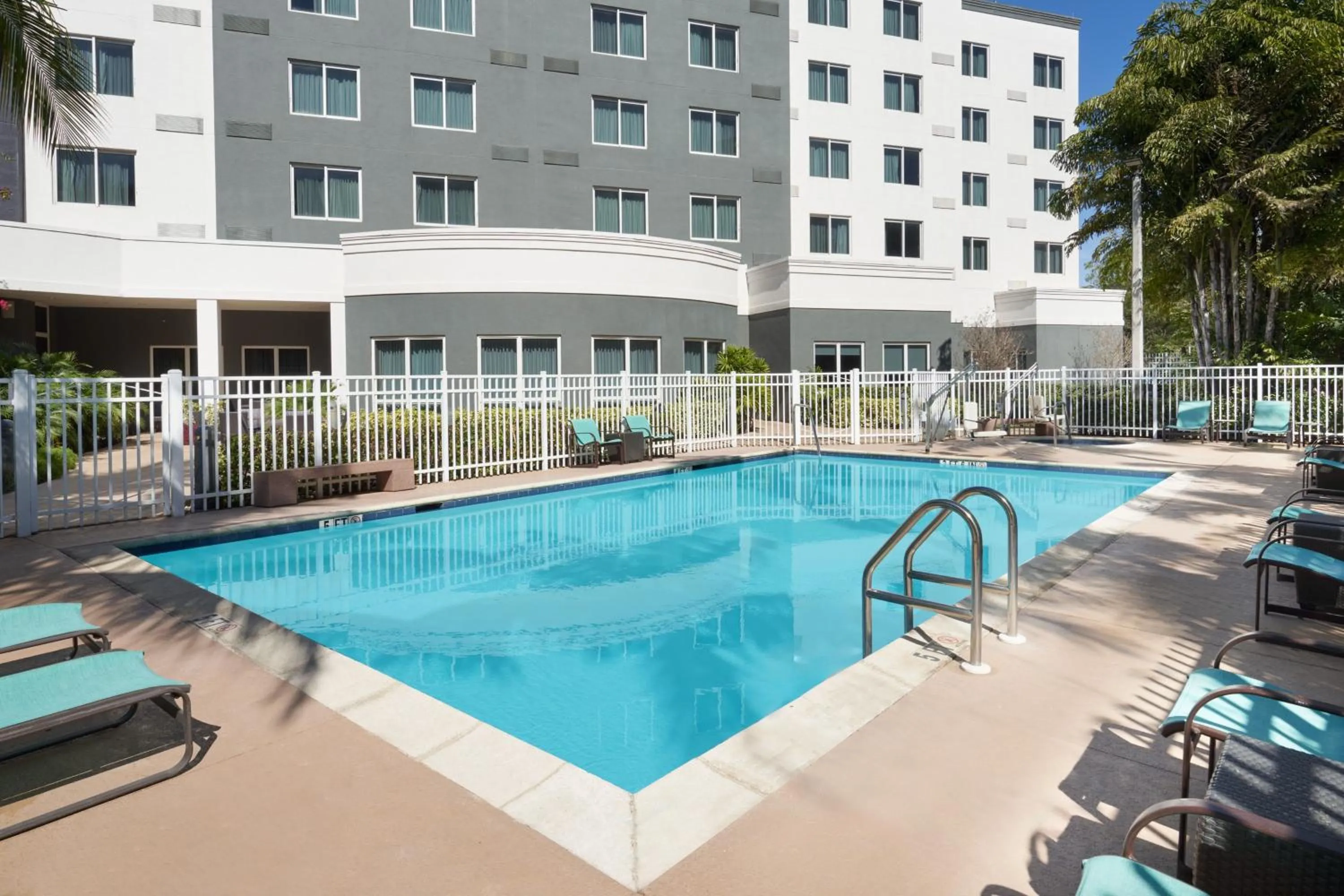 Swimming pool in Courtyard by Marriott Miami West/FL Turnpike