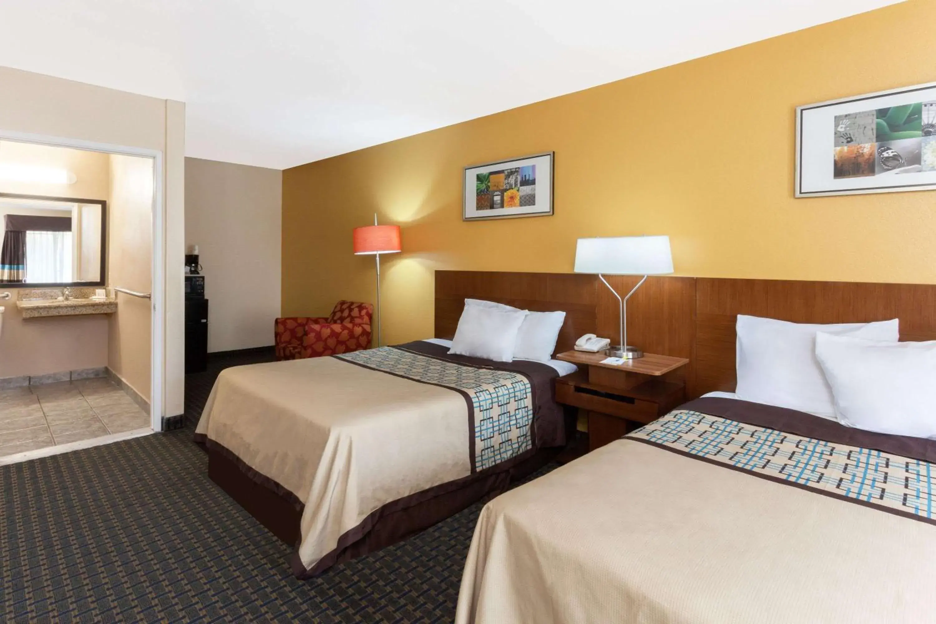 Photo of the whole room, Bed in Days Inn by Wyndham Mission Valley-SDSU