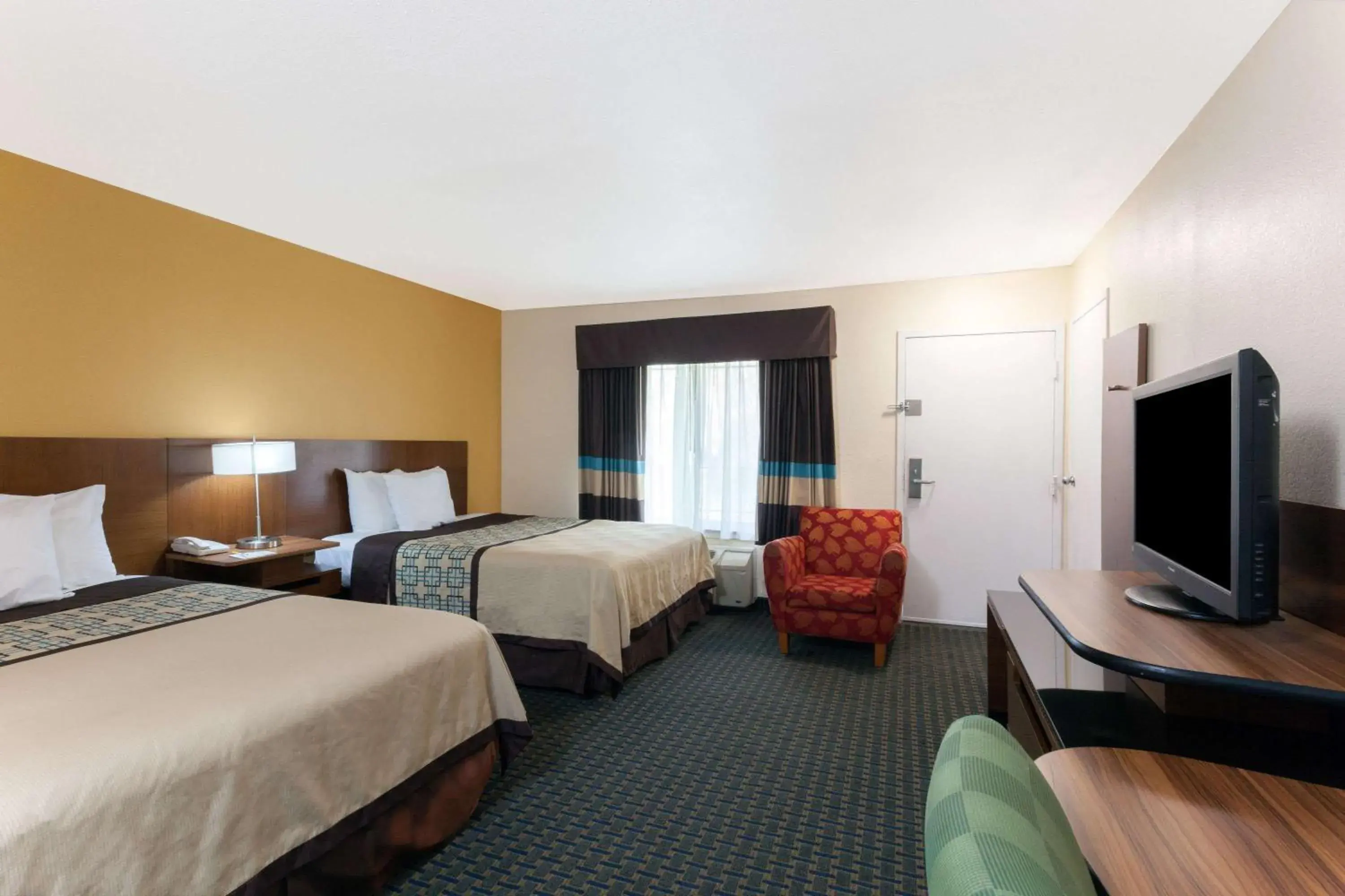 Photo of the whole room, Bed in Days Inn by Wyndham Mission Valley-SDSU