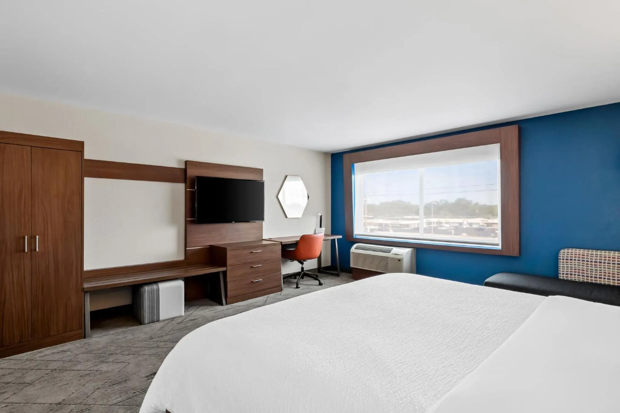Photo of the whole room, Bed in Holiday Inn Express & Suites - Detroit Northwest - Livonia by IHG