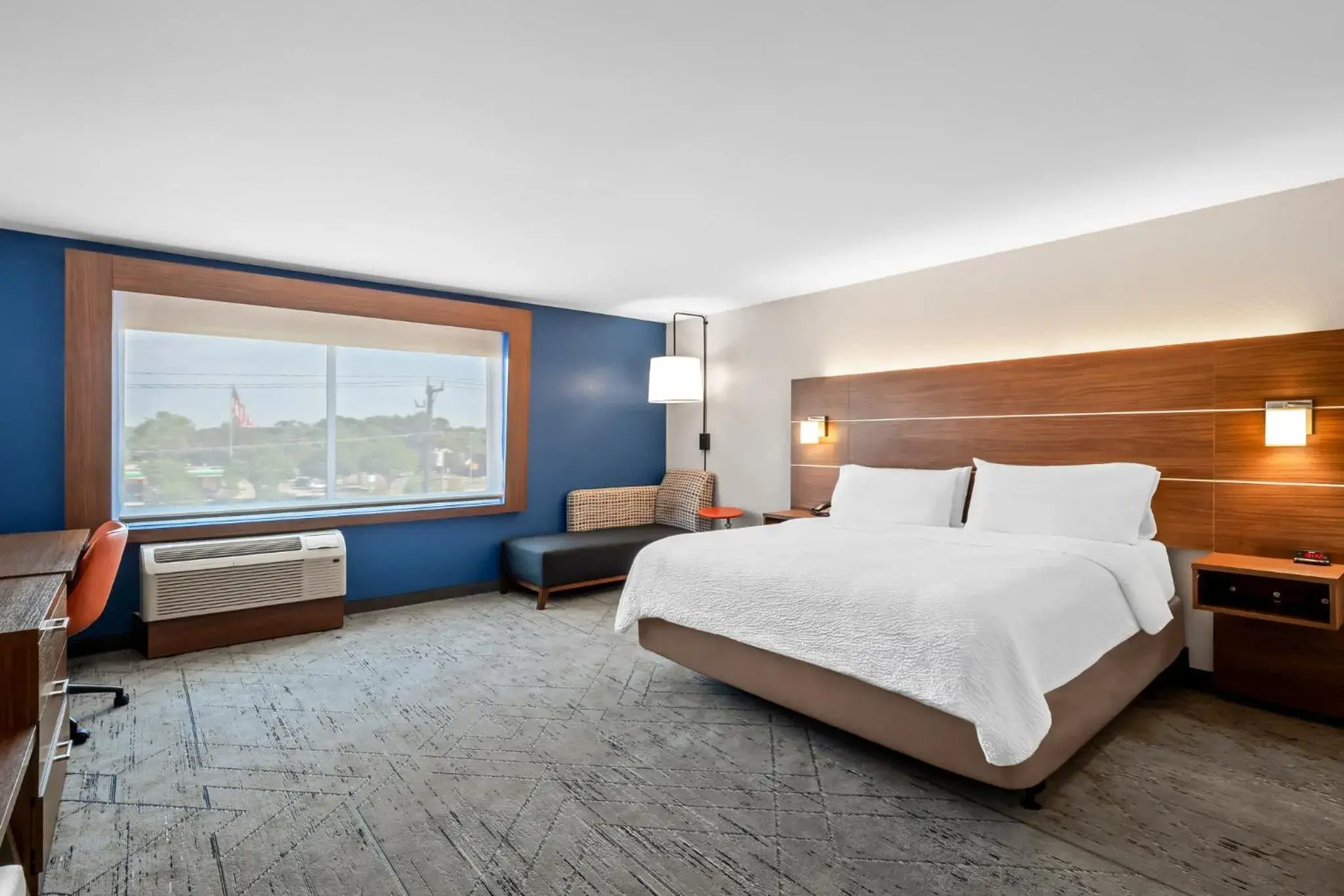 King Room - Hearing Accessible/Non-Smoking in Holiday Inn Express & Suites - Detroit Northwest - Livonia by IHG King Room - Hearing Accessible/Non-Smoking in Holiday Inn Express & Suites - Detroit Northwest - Livonia by IHG