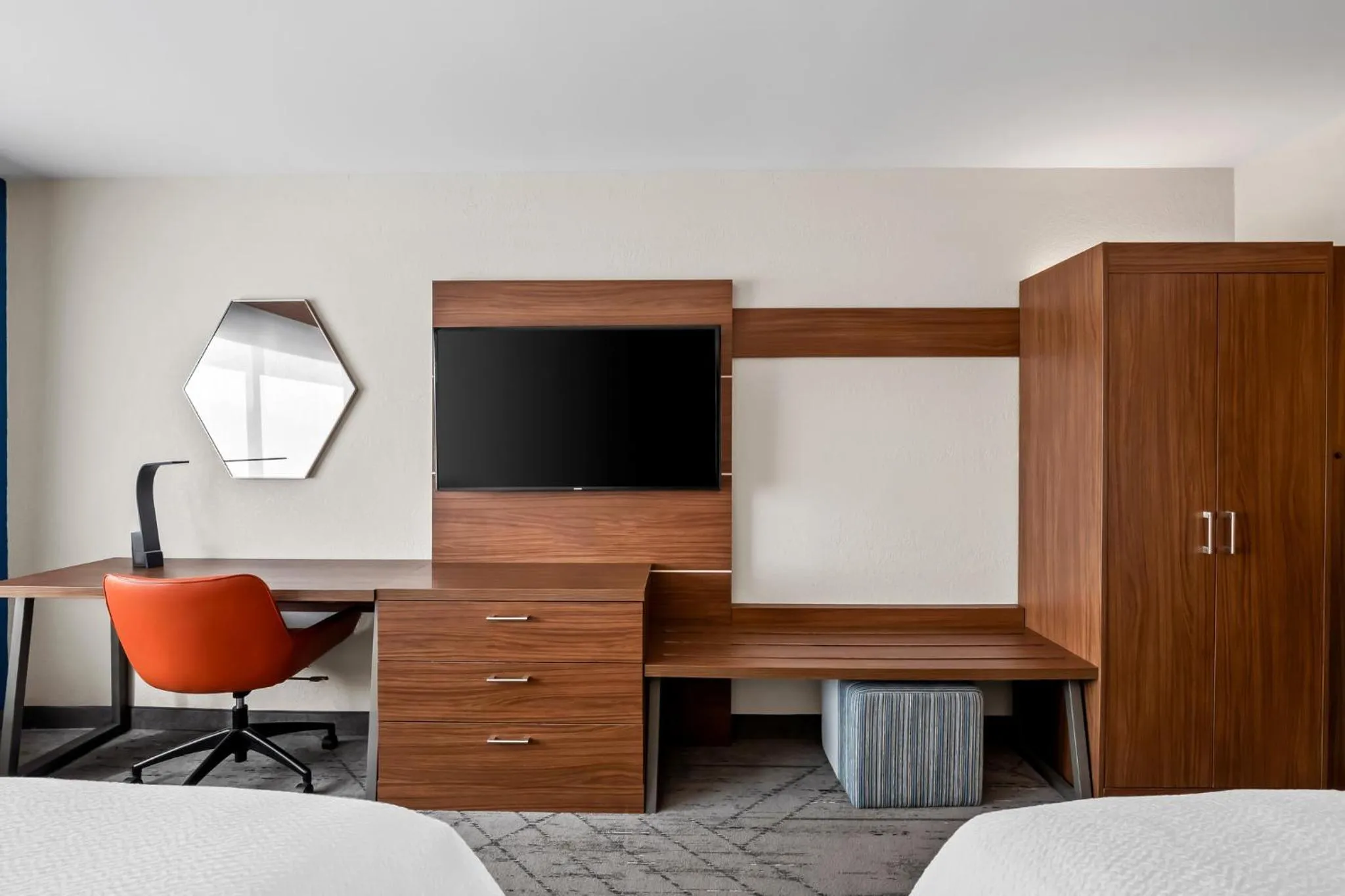 Photo of the whole room, Bed in Holiday Inn Express & Suites - Detroit Northwest - Livonia by IHG
