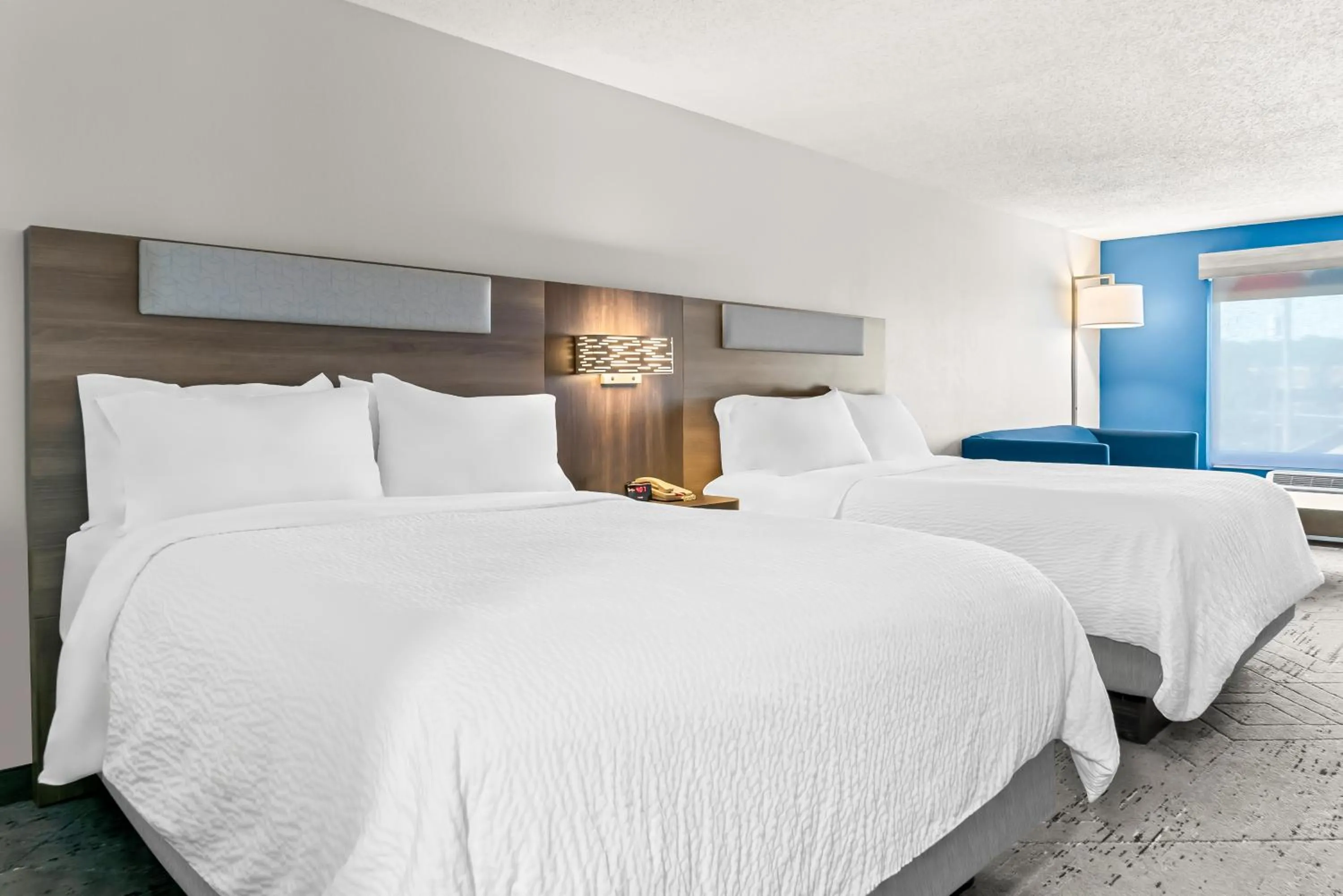 Bedroom, Bed in Holiday Inn Express & Suites - Detroit Northwest - Livonia by IHG