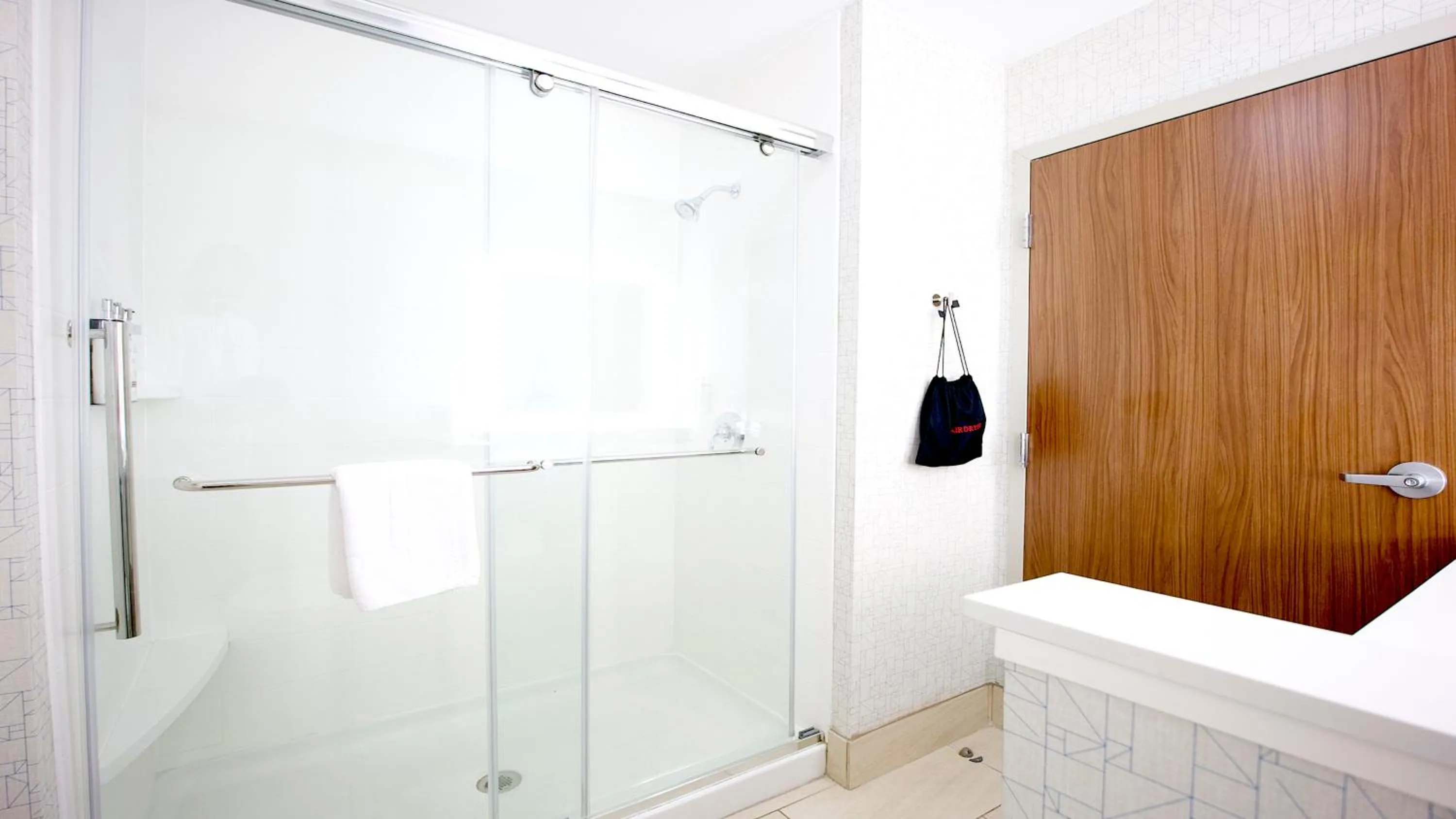 Bathroom in Holiday Inn Express & Suites - Detroit Northwest - Livonia by IHG