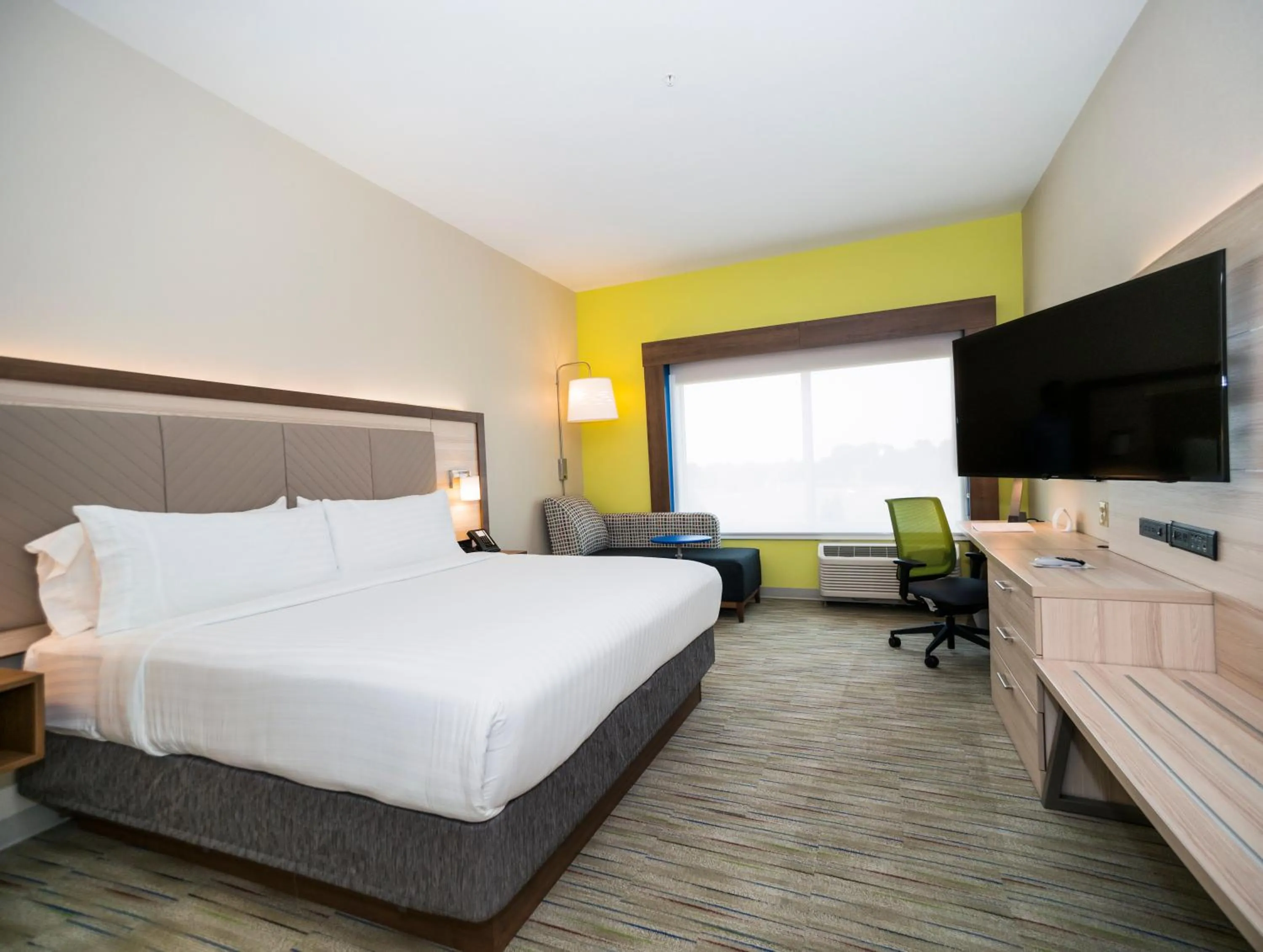 Photo of the whole room, Bed in Holiday Inn Express & Suites - Southaven Central - Memphis by IHG
