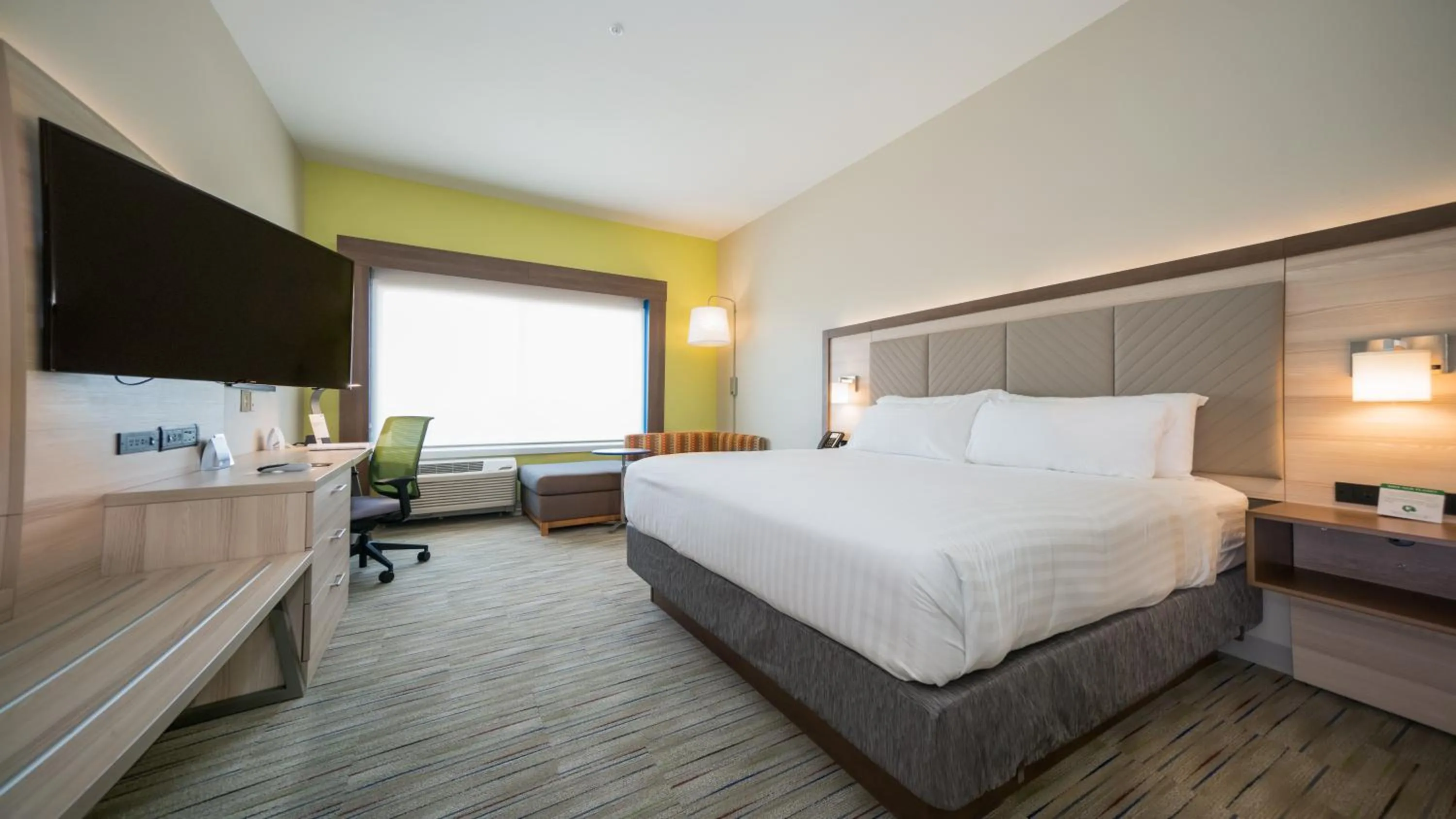 Photo of the whole room, Bed in Holiday Inn Express & Suites - Southaven Central - Memphis by IHG