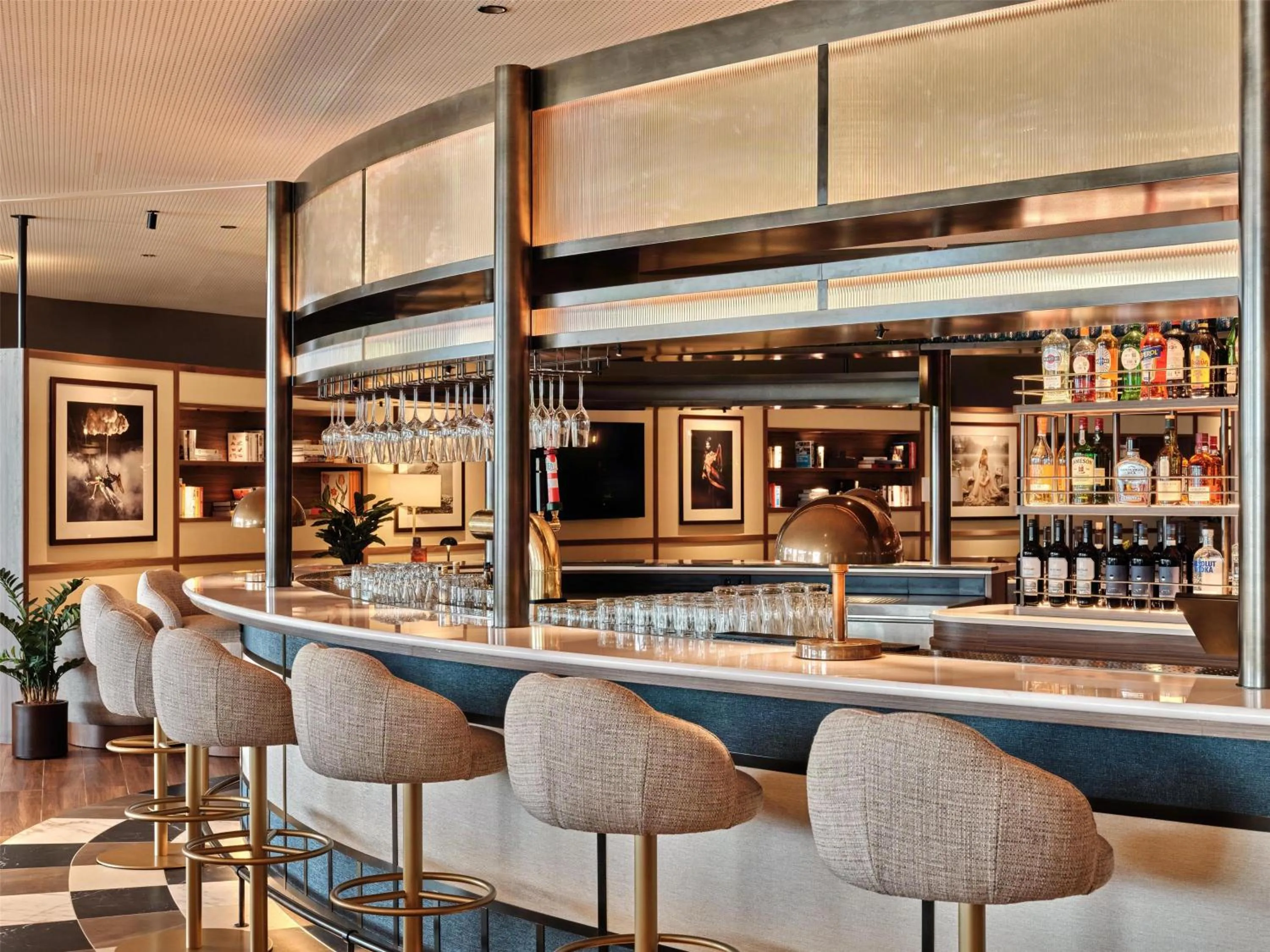 Lounge or bar in Radisson Blu Hotel, Hamburg Airport