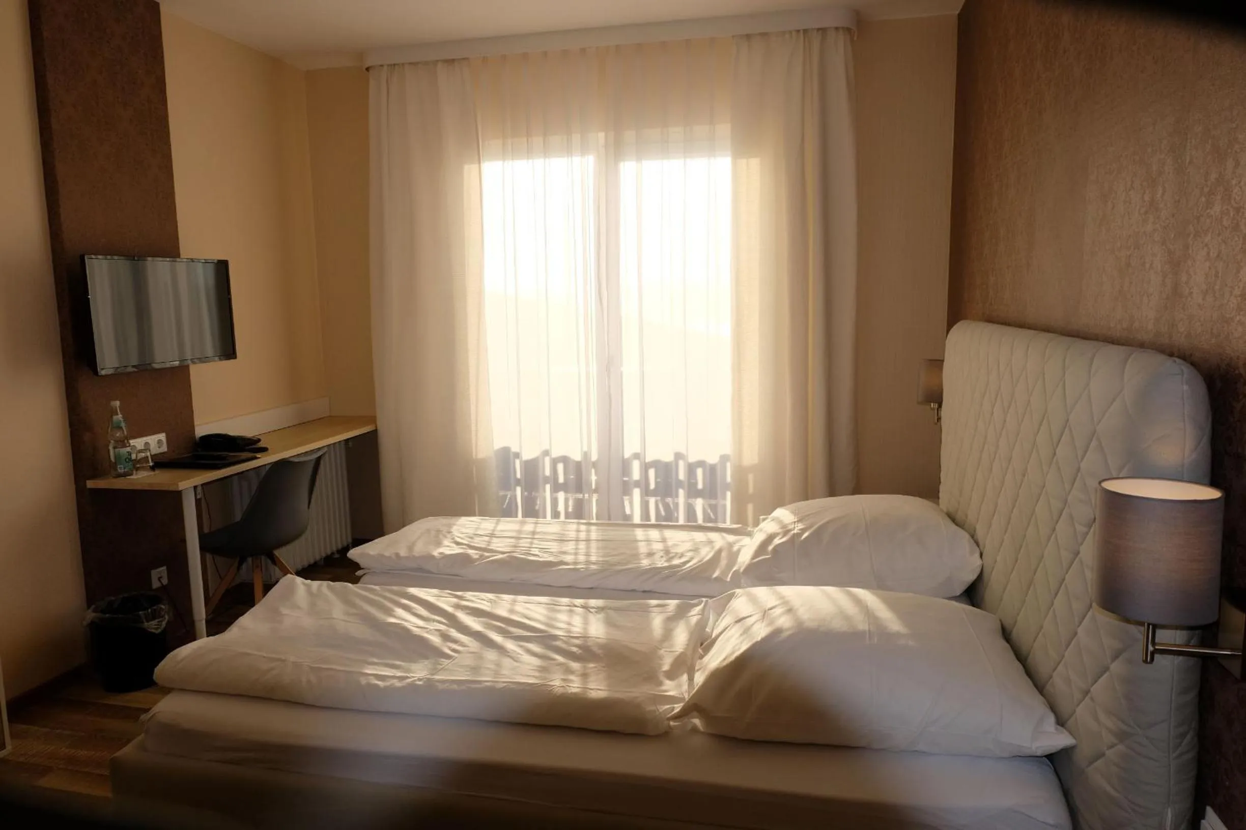 Photo of the whole room, Bed in Zum Weissen Lamm