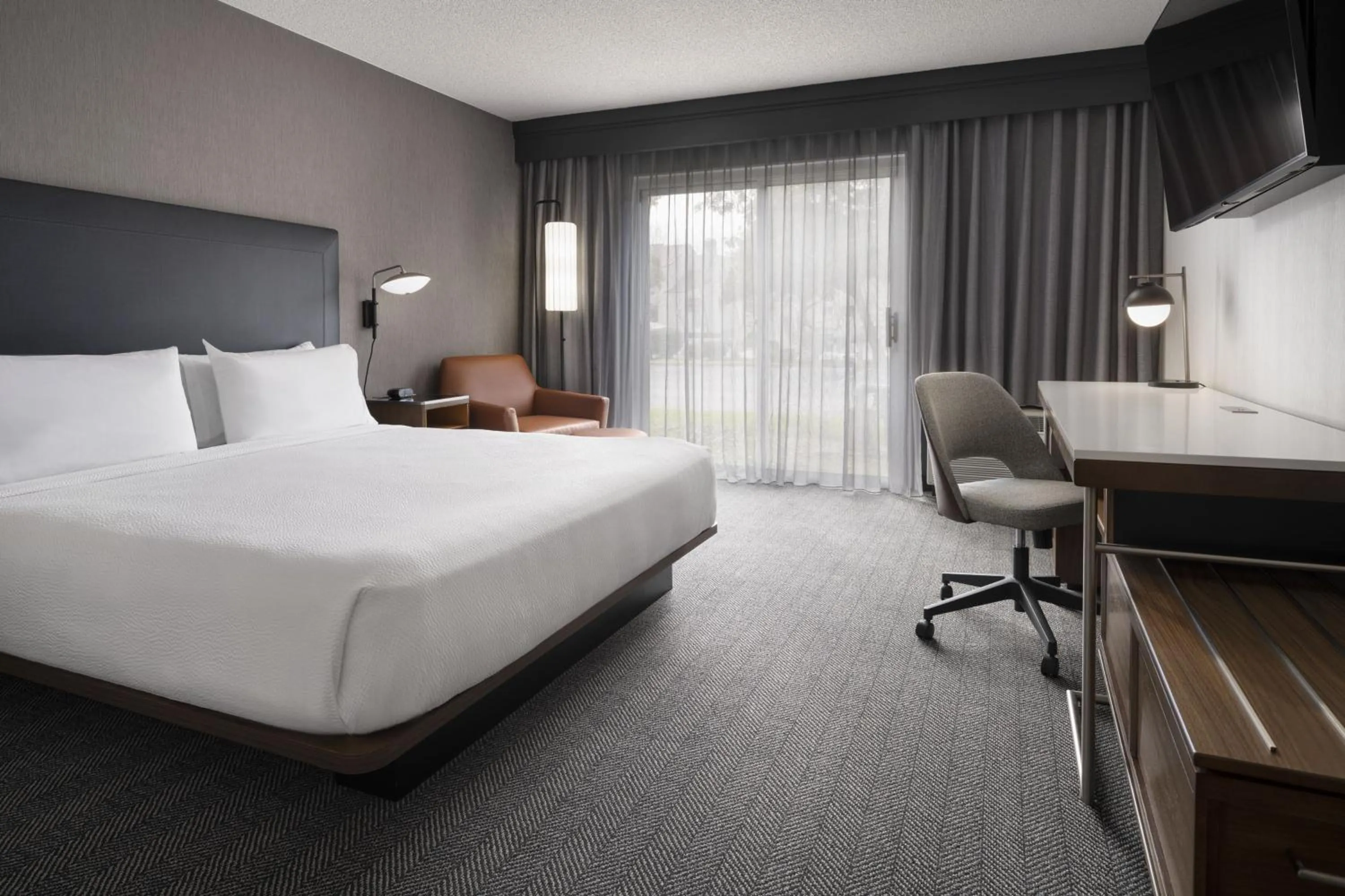Photo of the whole room, Bed in Courtyard by Marriott San Mateo Foster City