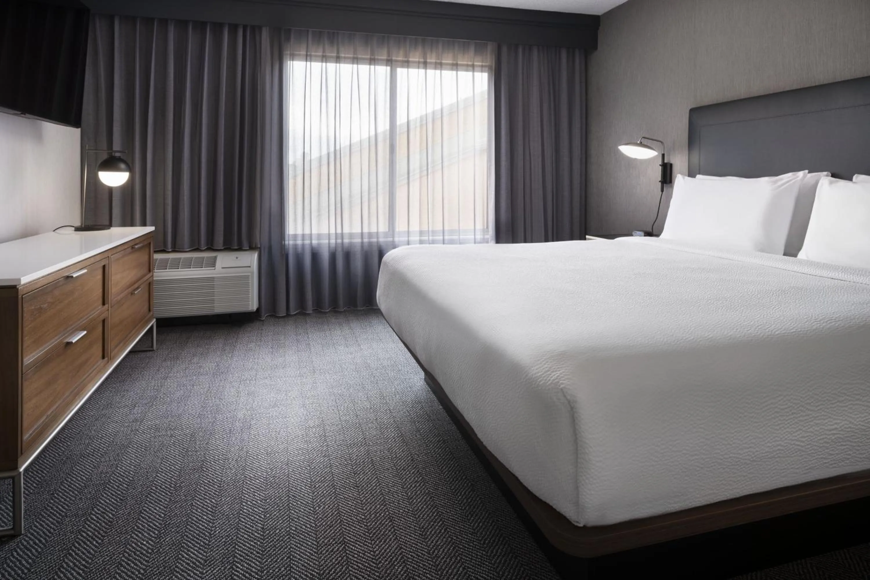 Bedroom, Bed in Courtyard by Marriott San Mateo Foster City