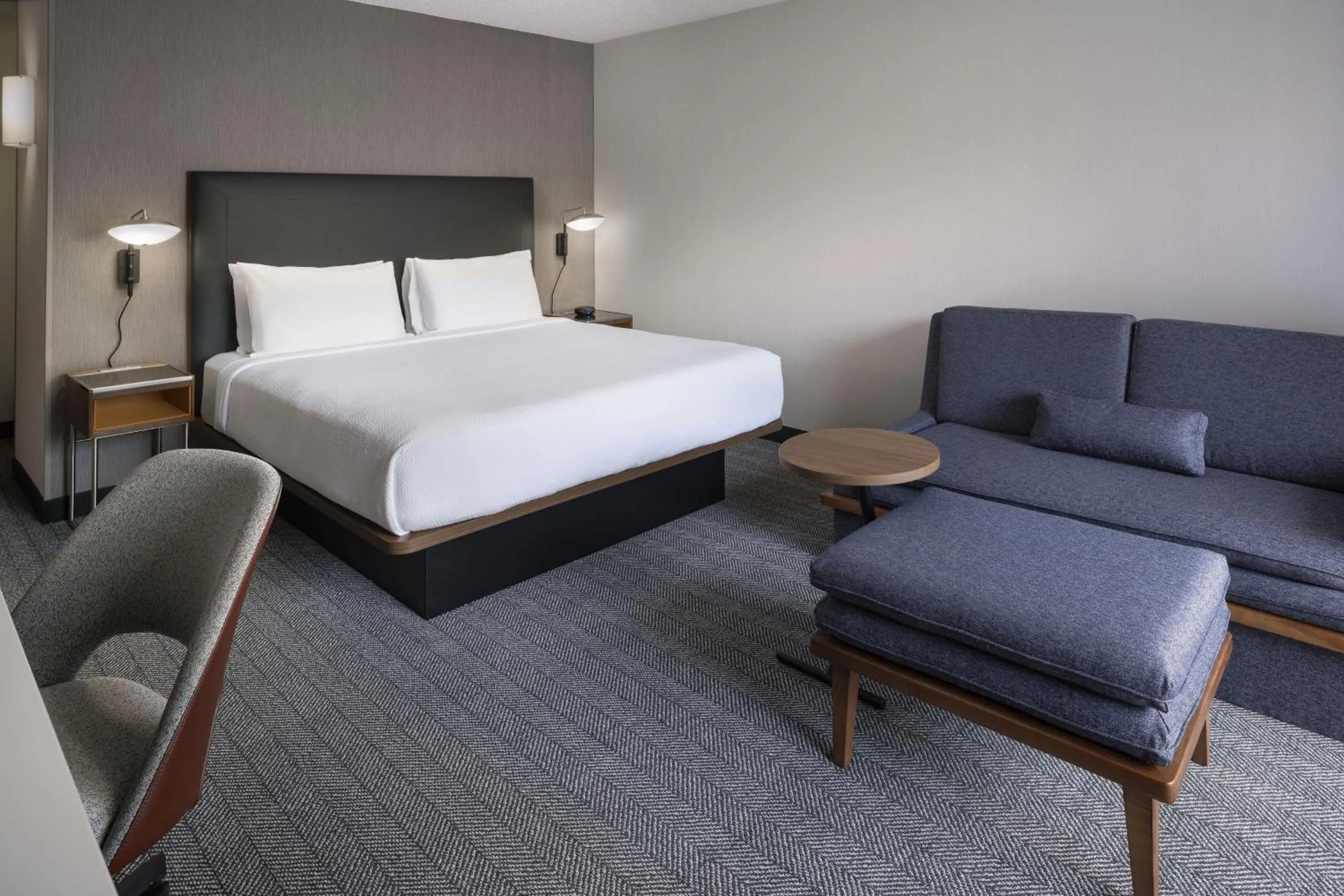 Photo of the whole room, Bed in Courtyard by Marriott San Mateo Foster City