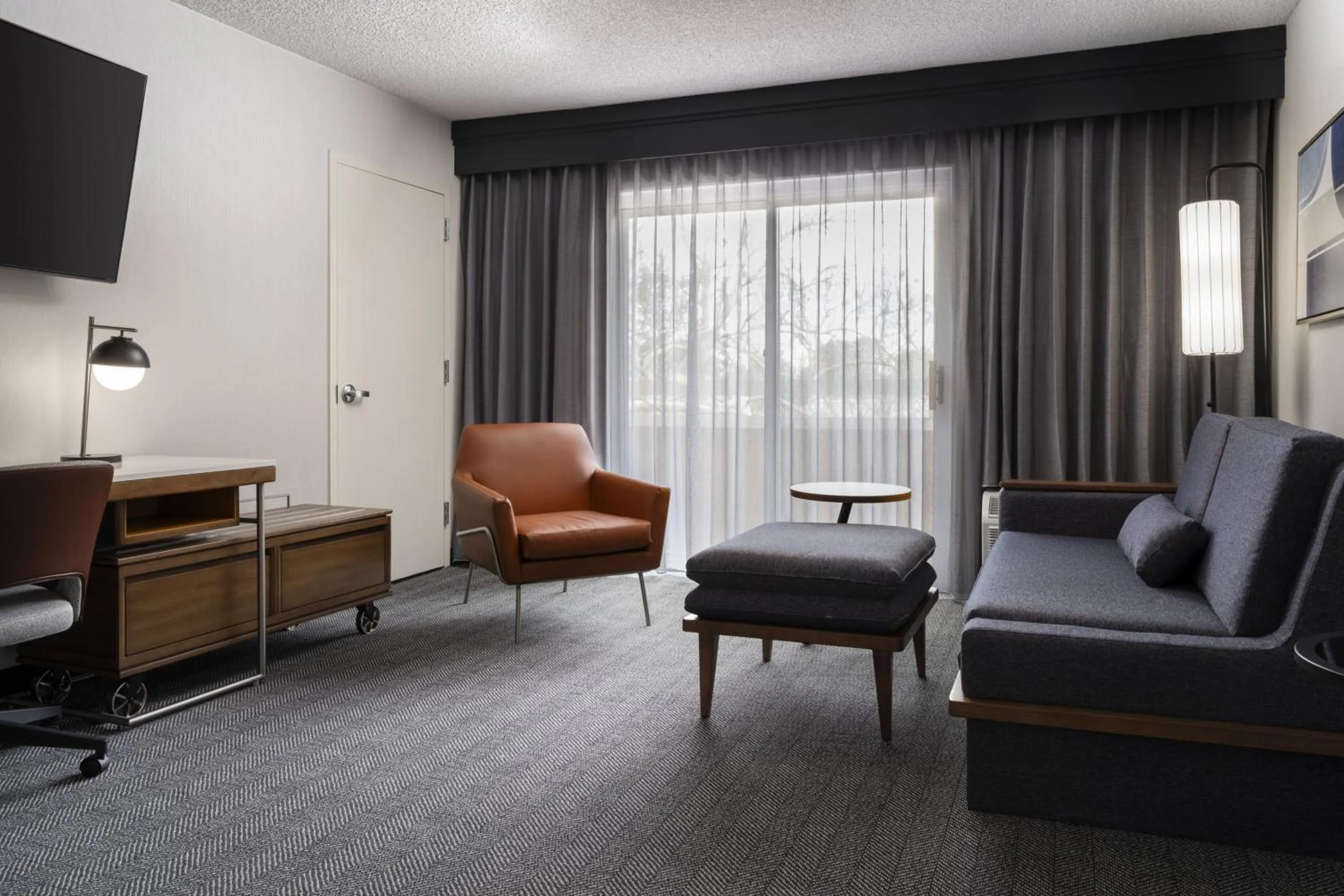 Living room in Courtyard by Marriott San Mateo Foster City