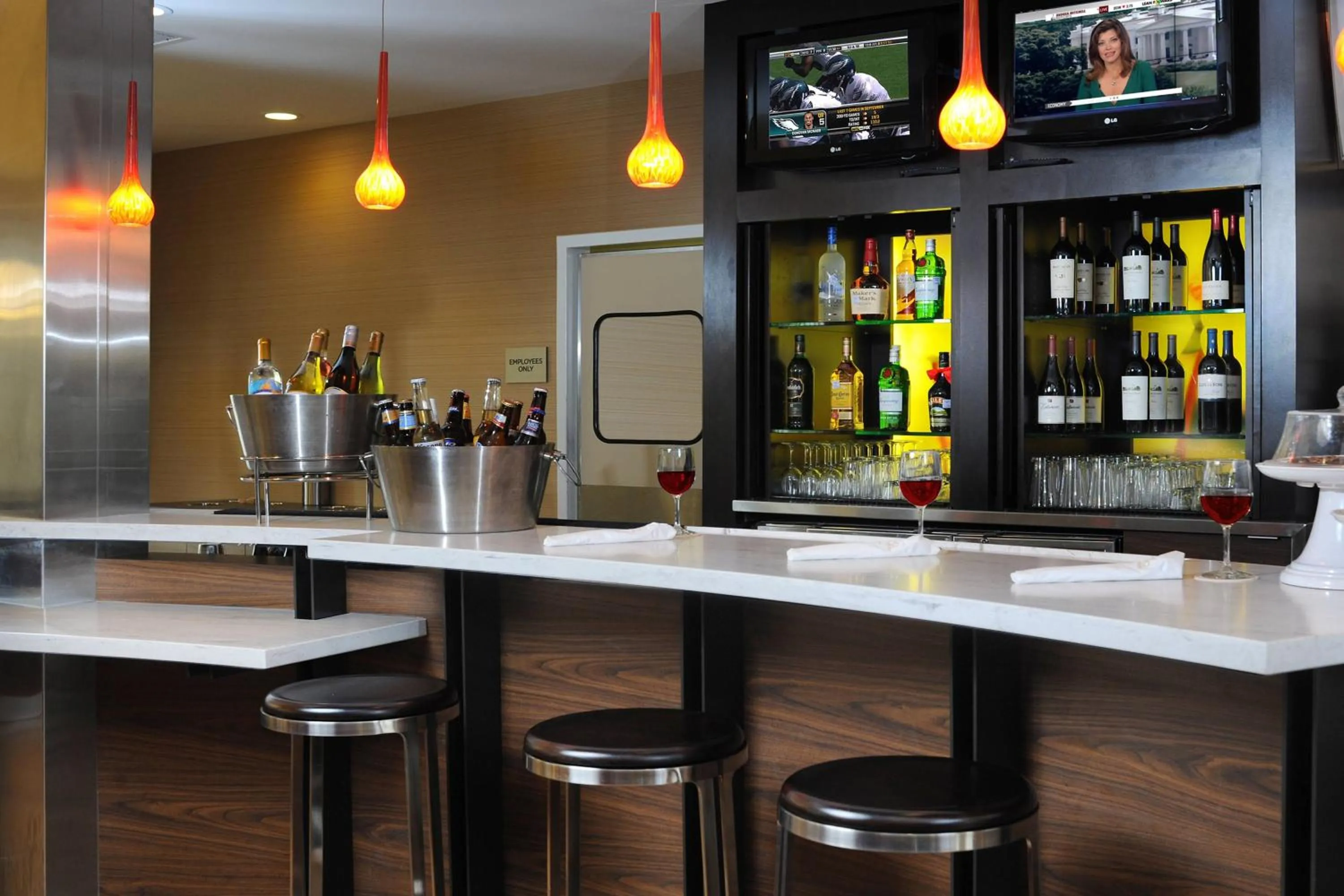 Lounge or bar in Courtyard by Marriott Houston Hobby Airport