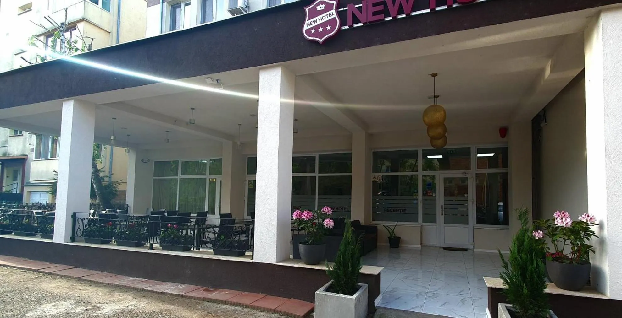 Restaurant/places to eat in Hotel New