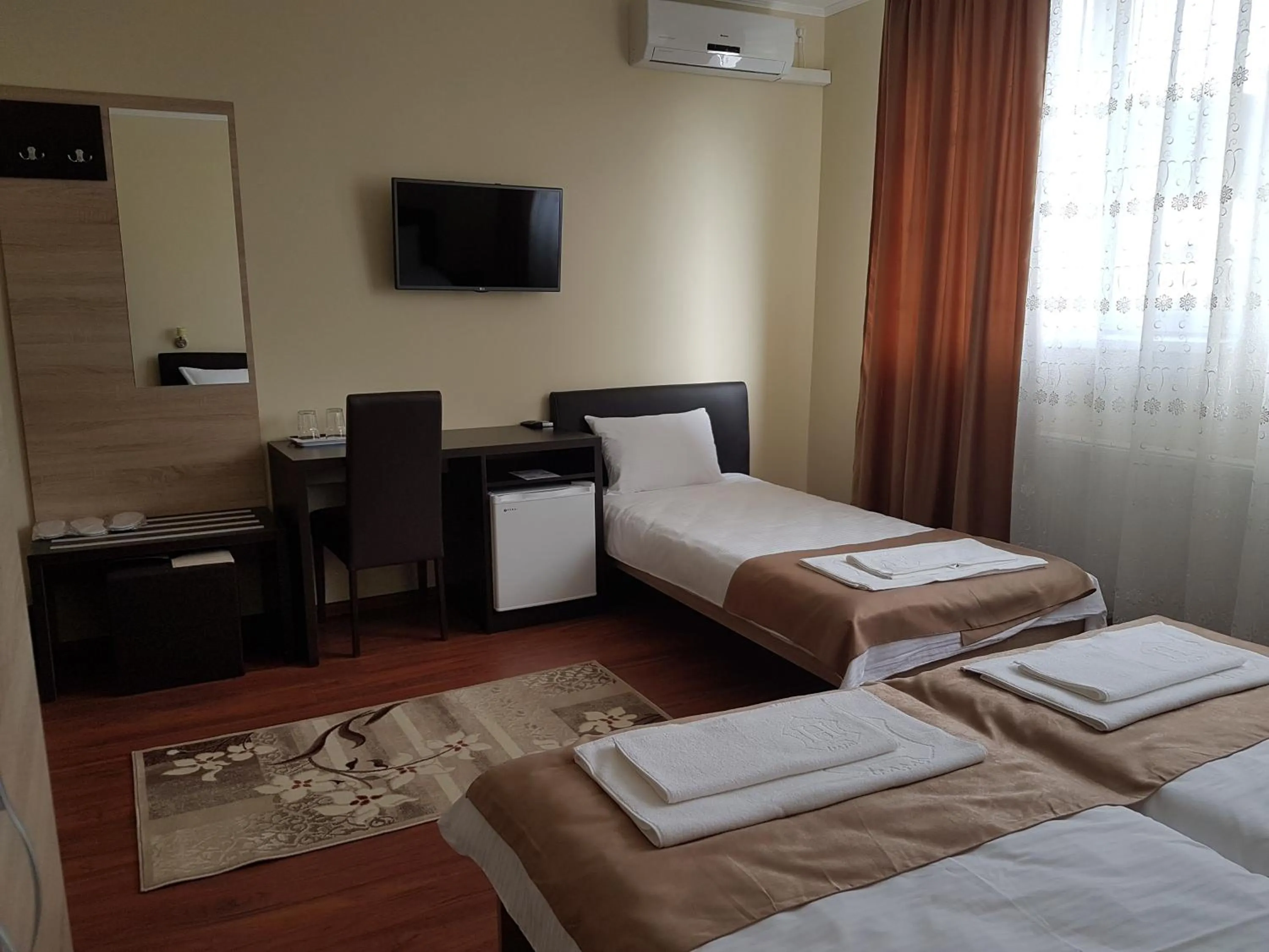 Photo of the whole room, Bed in Hotel New