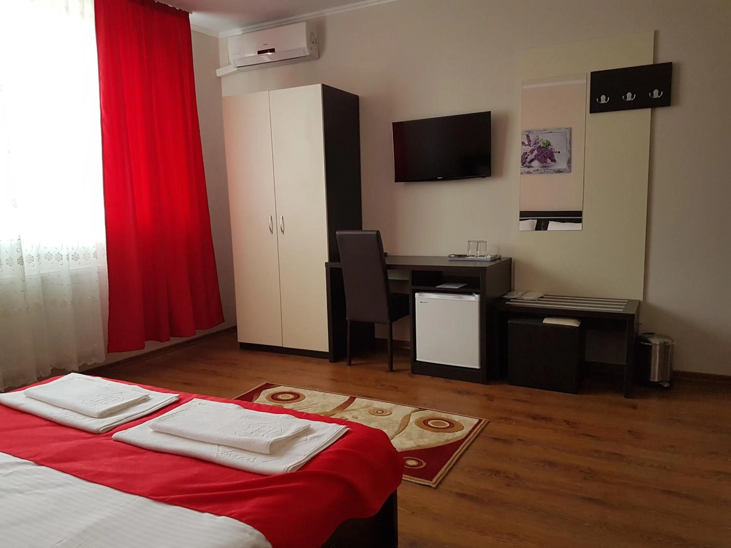 Photo of the whole room, Bed in Hotel New