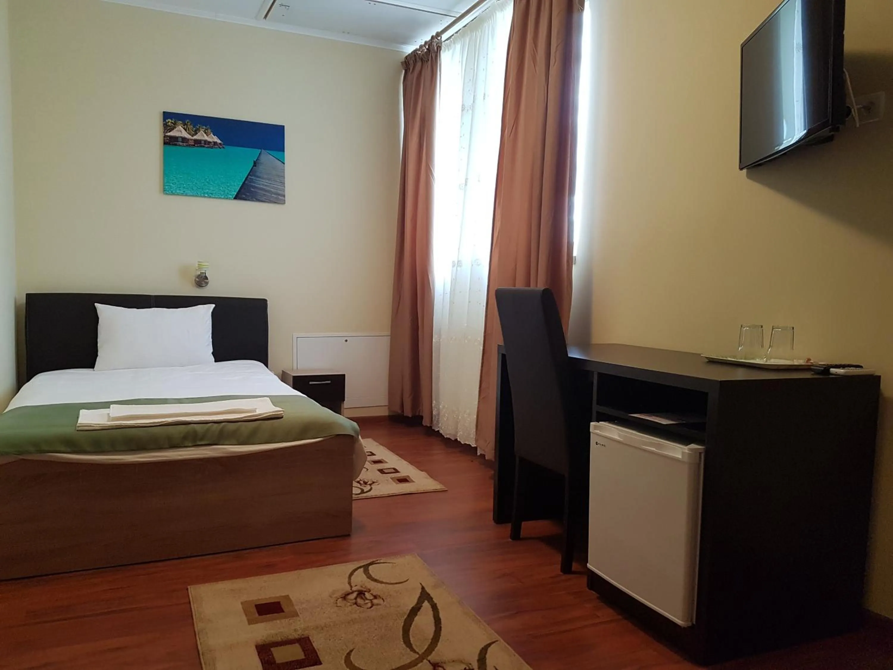 Photo of the whole room, Bed in Hotel New