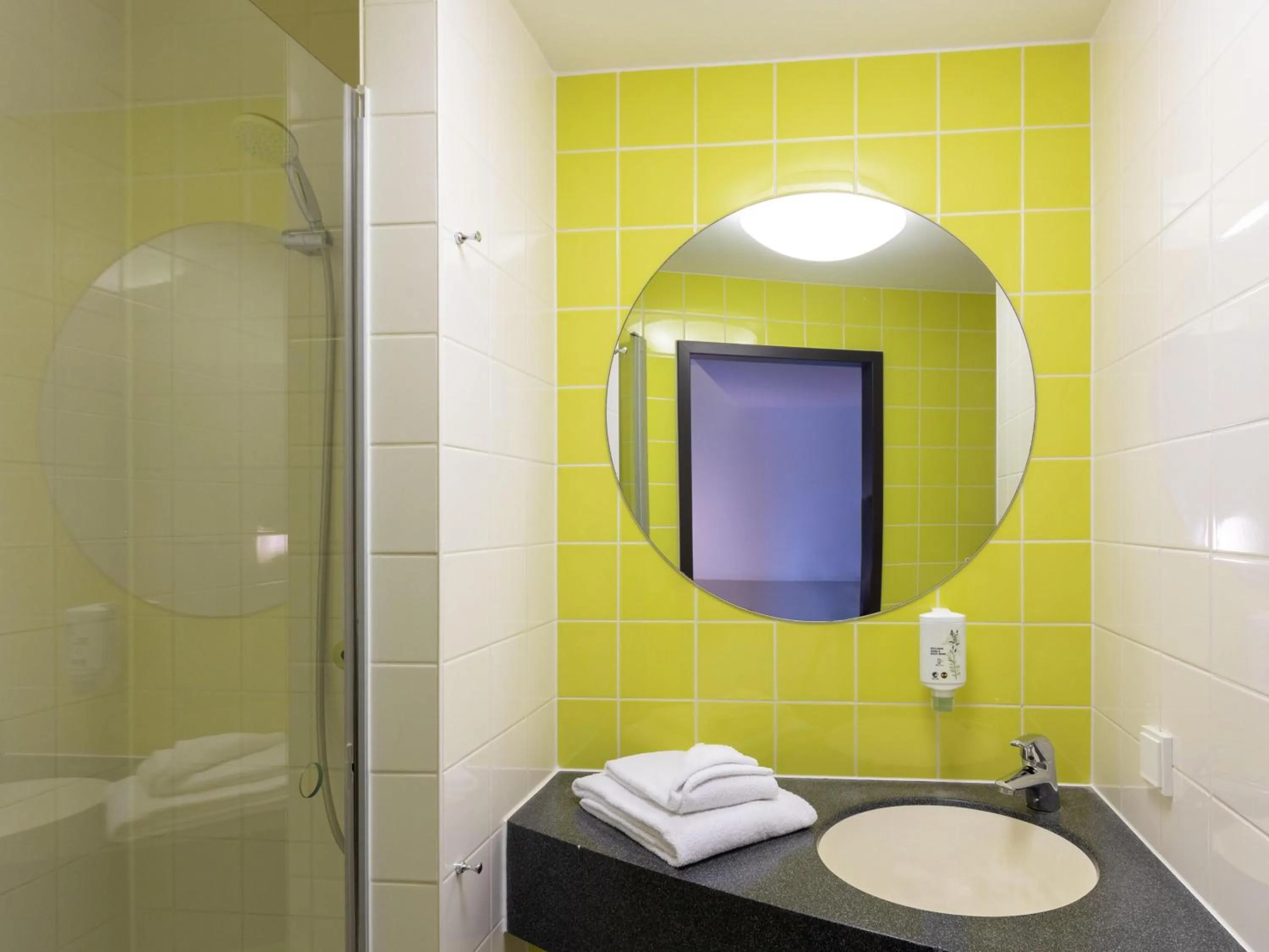 Shower in B&B Hotel Oberhausen am Centro