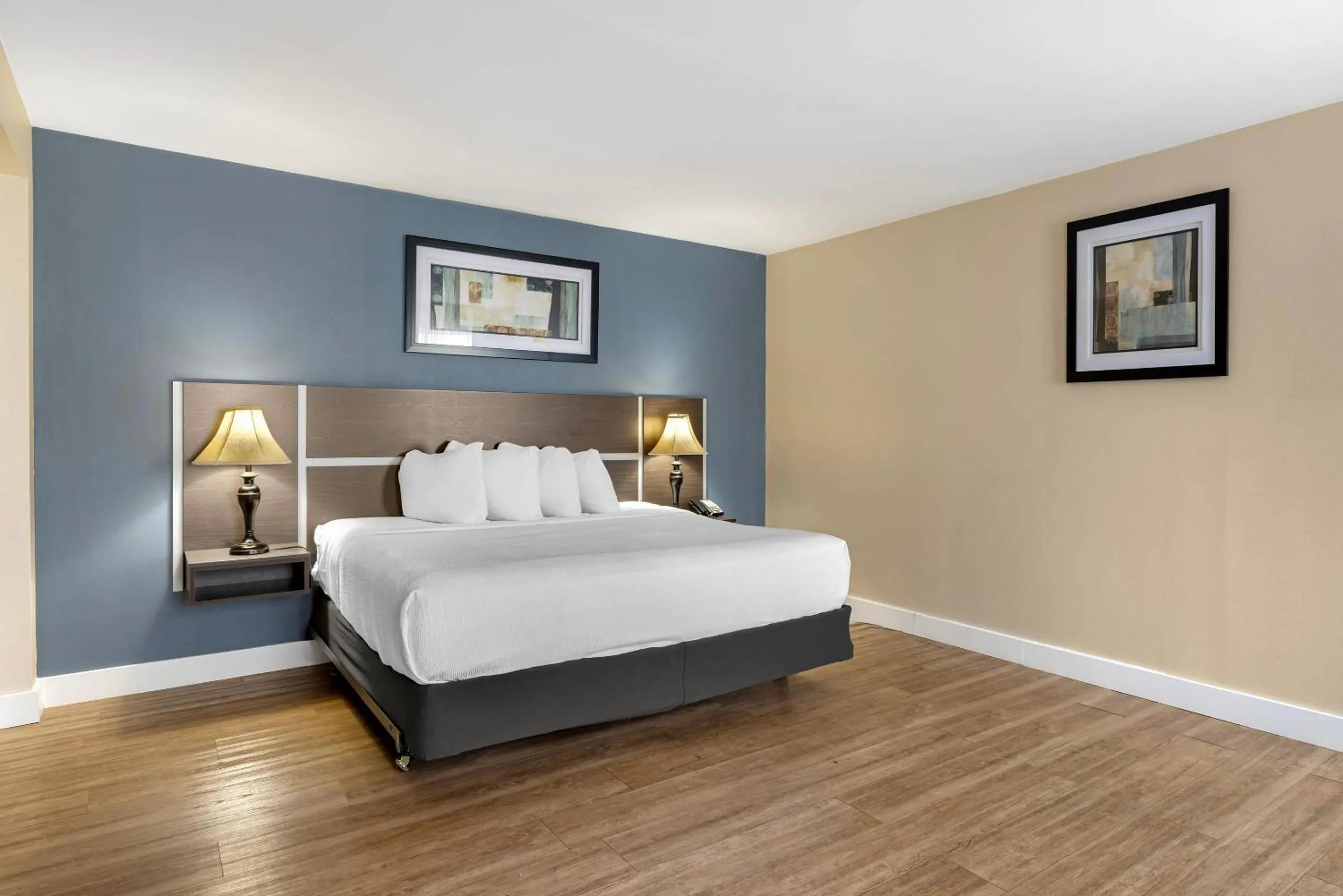 Bedroom, Bed in Quality Inn - Niagara Falls Blvd