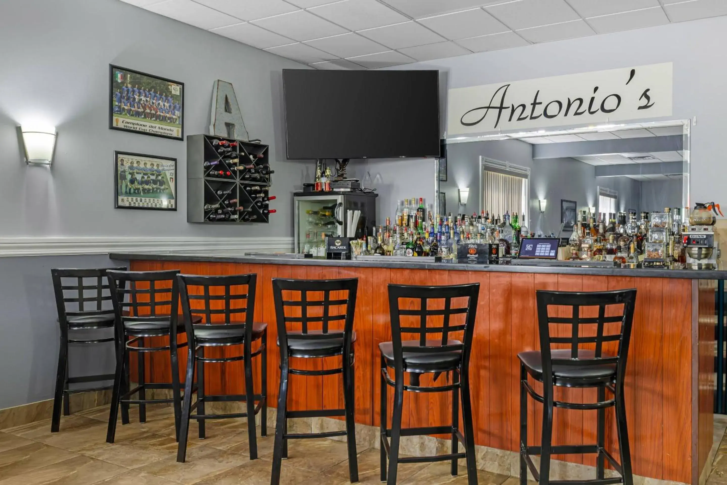 Lounge or bar in Quality Inn - Niagara Falls Blvd Lounge or bar in Quality Inn - Niagara Falls Blvd